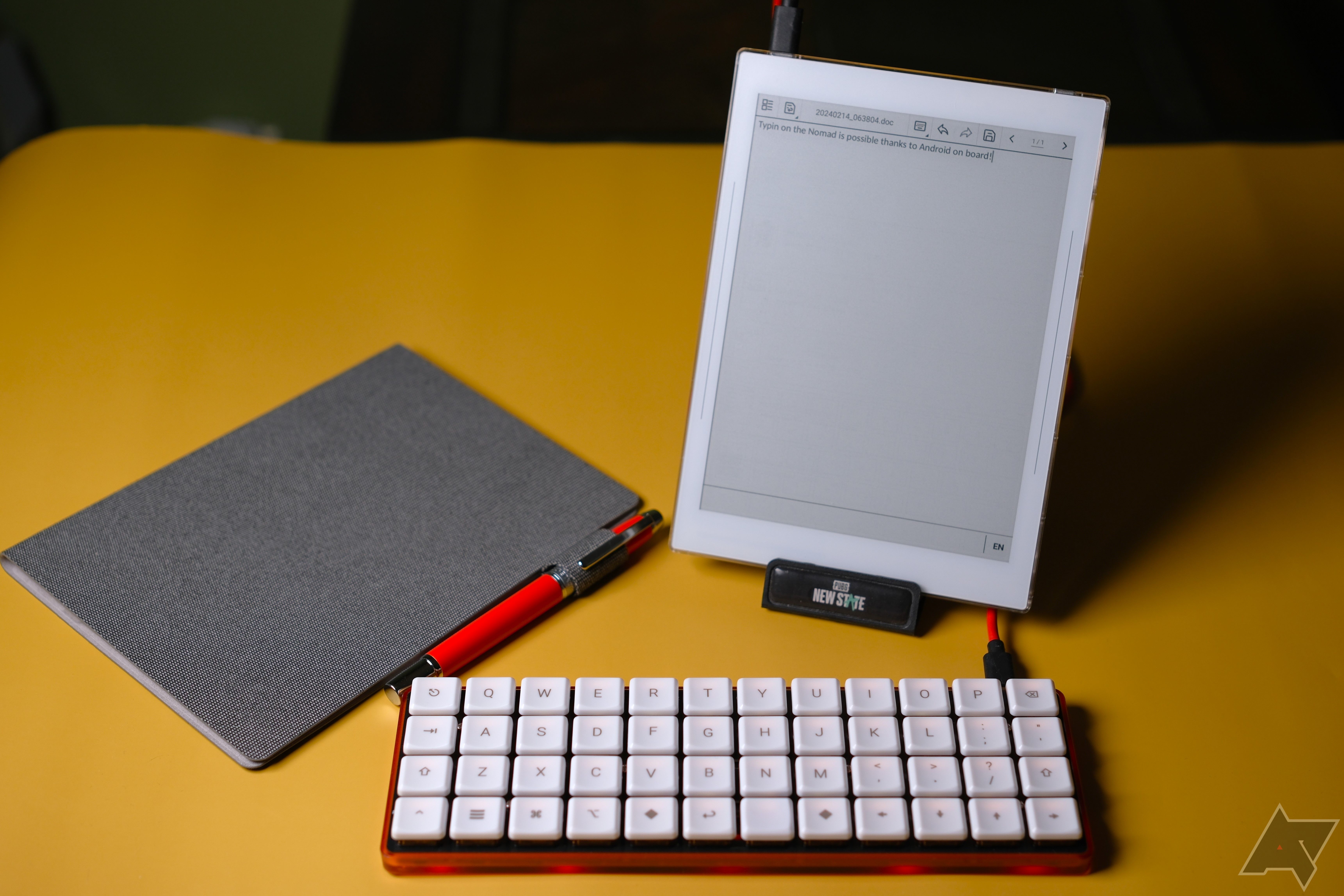 Configuração do Supernote Nomad para escrever com o teclado em pé sobre um fundo amarelo