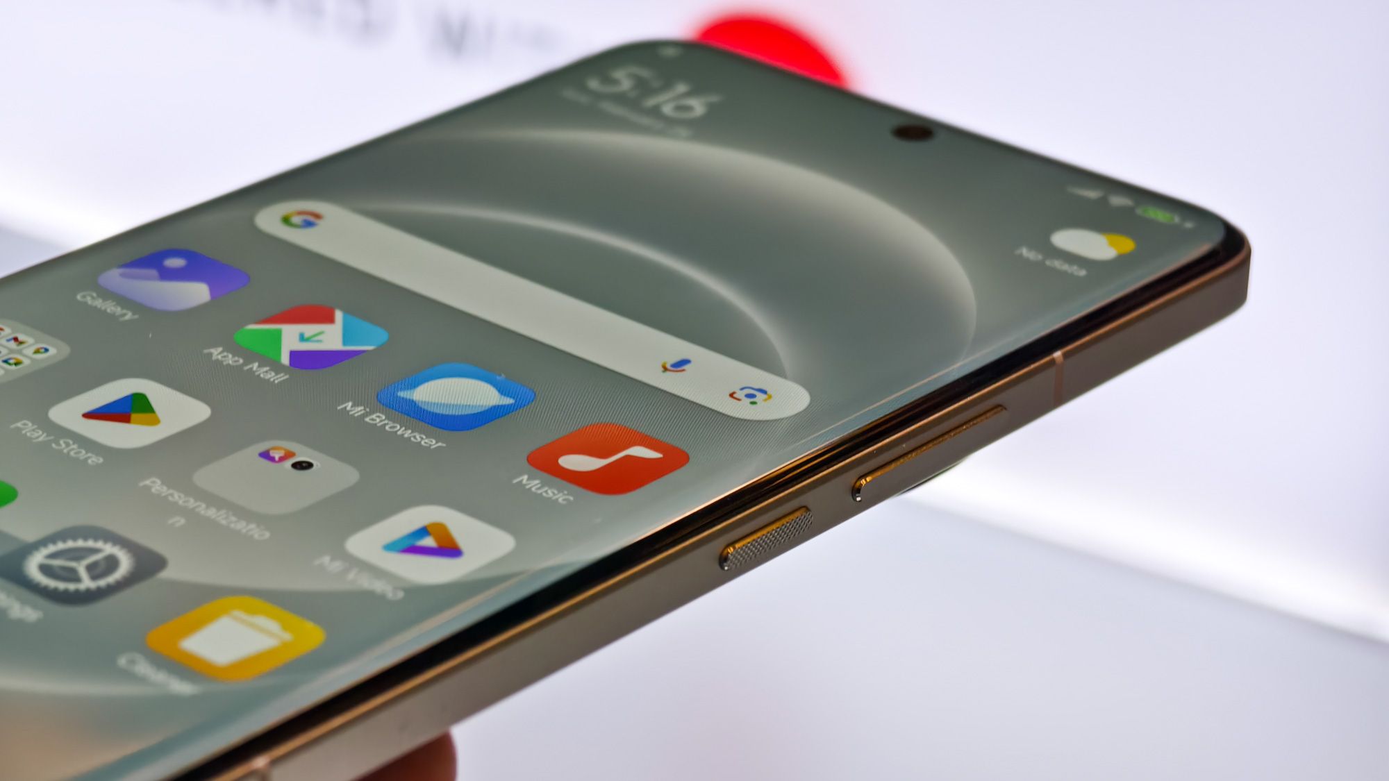 Xiaomi 14 Ultra no MWC 2024 mostrando a tela em um leve ângulo