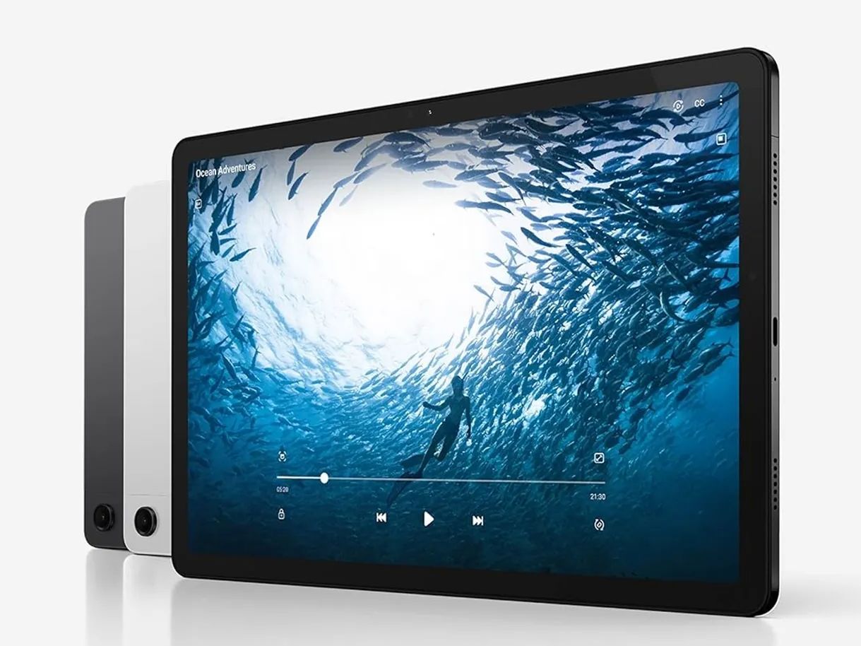 Samsung Galaxy Tab A9+ em ângulo com três tablets com fundo branco