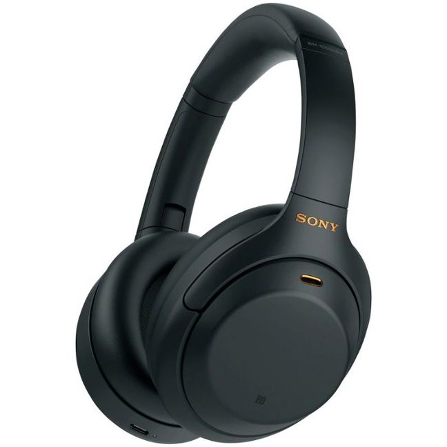 Fones de ouvido intra-auriculares Sony WH-1000XM4 pretos posicionados em ângulo sobre fundo branco