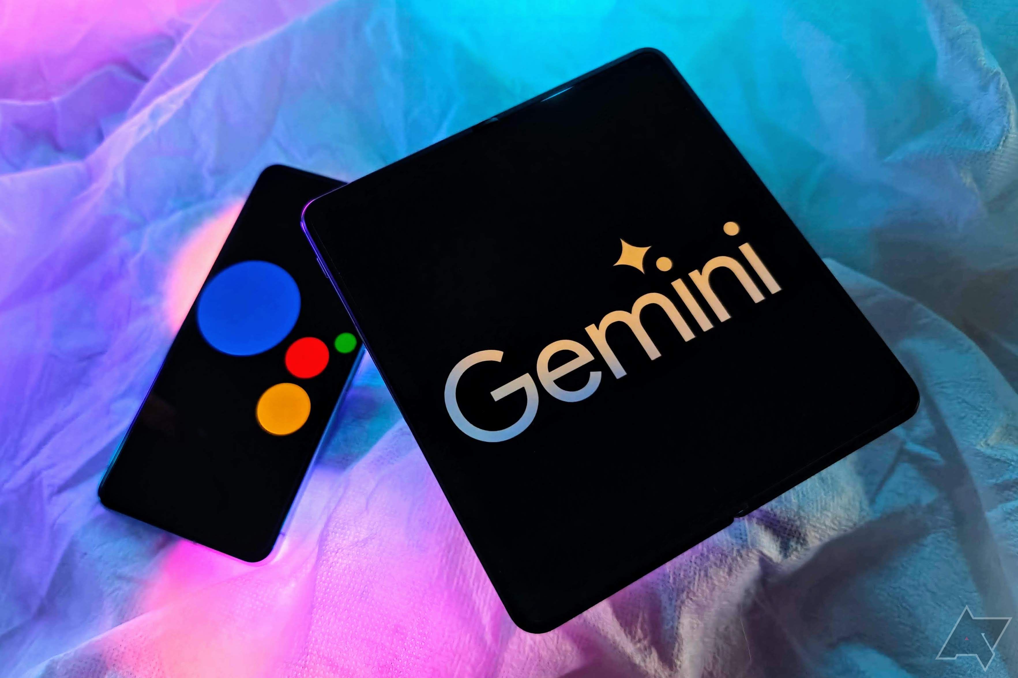 OnePlus Open com logotipo do Google Gemini e Pixel 8 Pro com logotipo do Google Assistant em uma mesa com luzes RGB