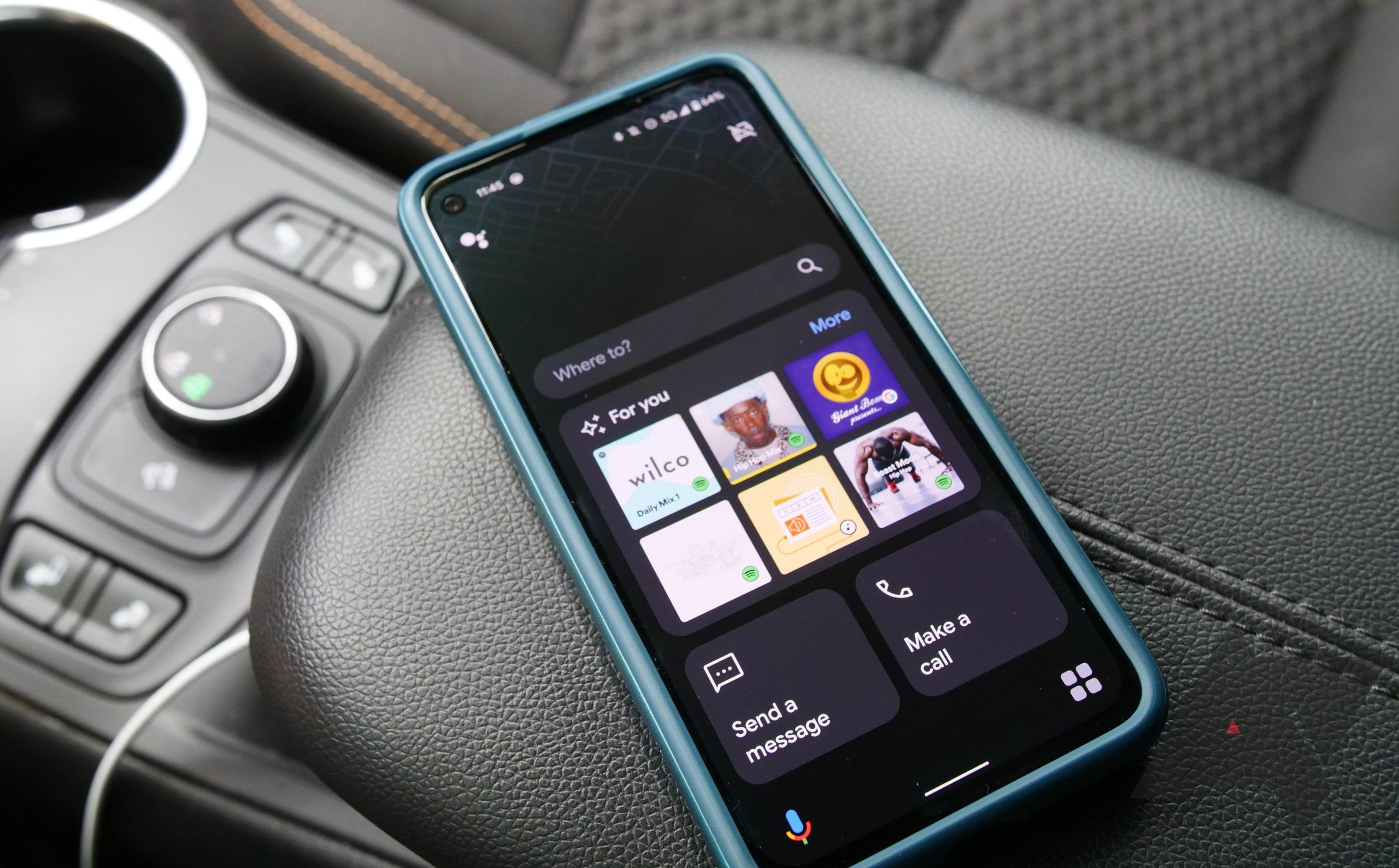 Um telefone executando o modo de direção do Assistente no console central de um carro.