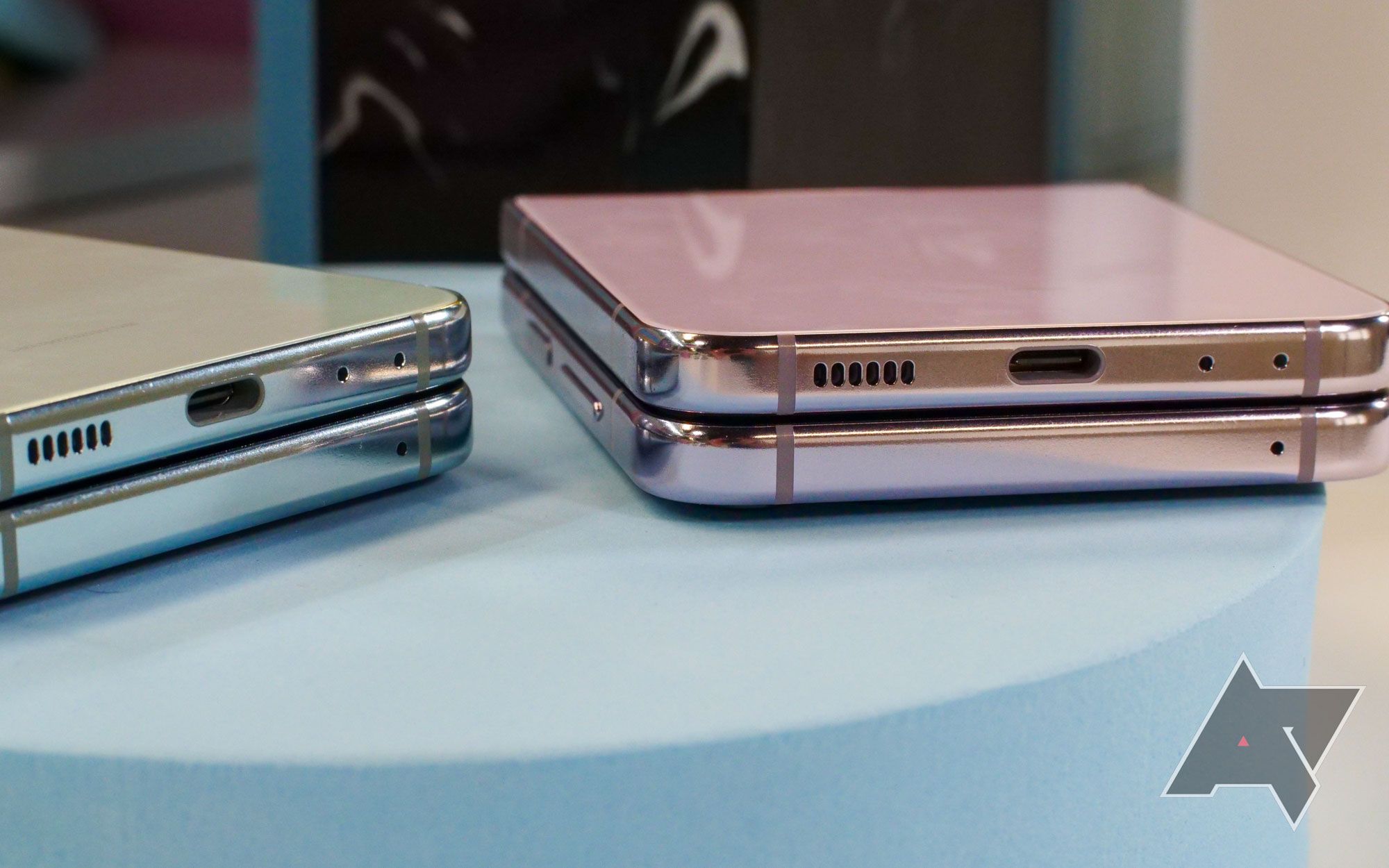 Dois Samsung Galaxy Z Flip 5s fechados sobre uma mesa