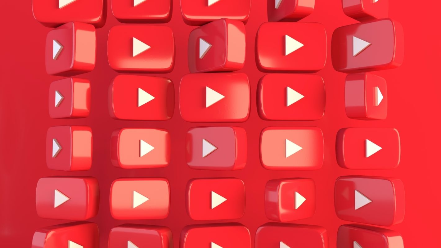 Uma parede de logotipos do YouTube contra um fundo vermelho