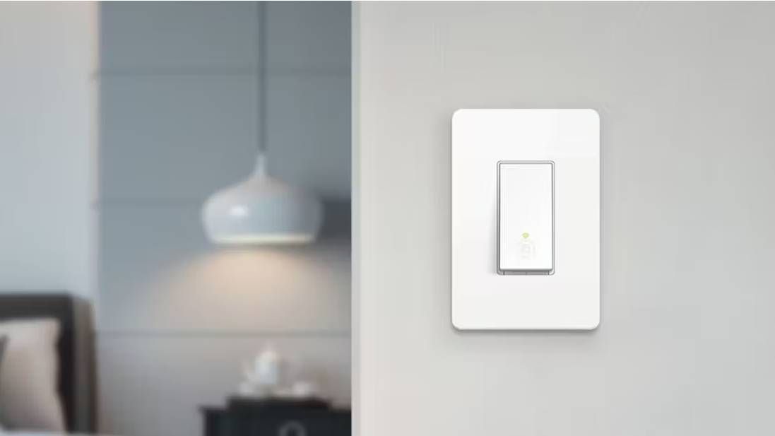 Imagem em destaque do interruptor inteligente Kasa com interruptor de luz inteligente de remo