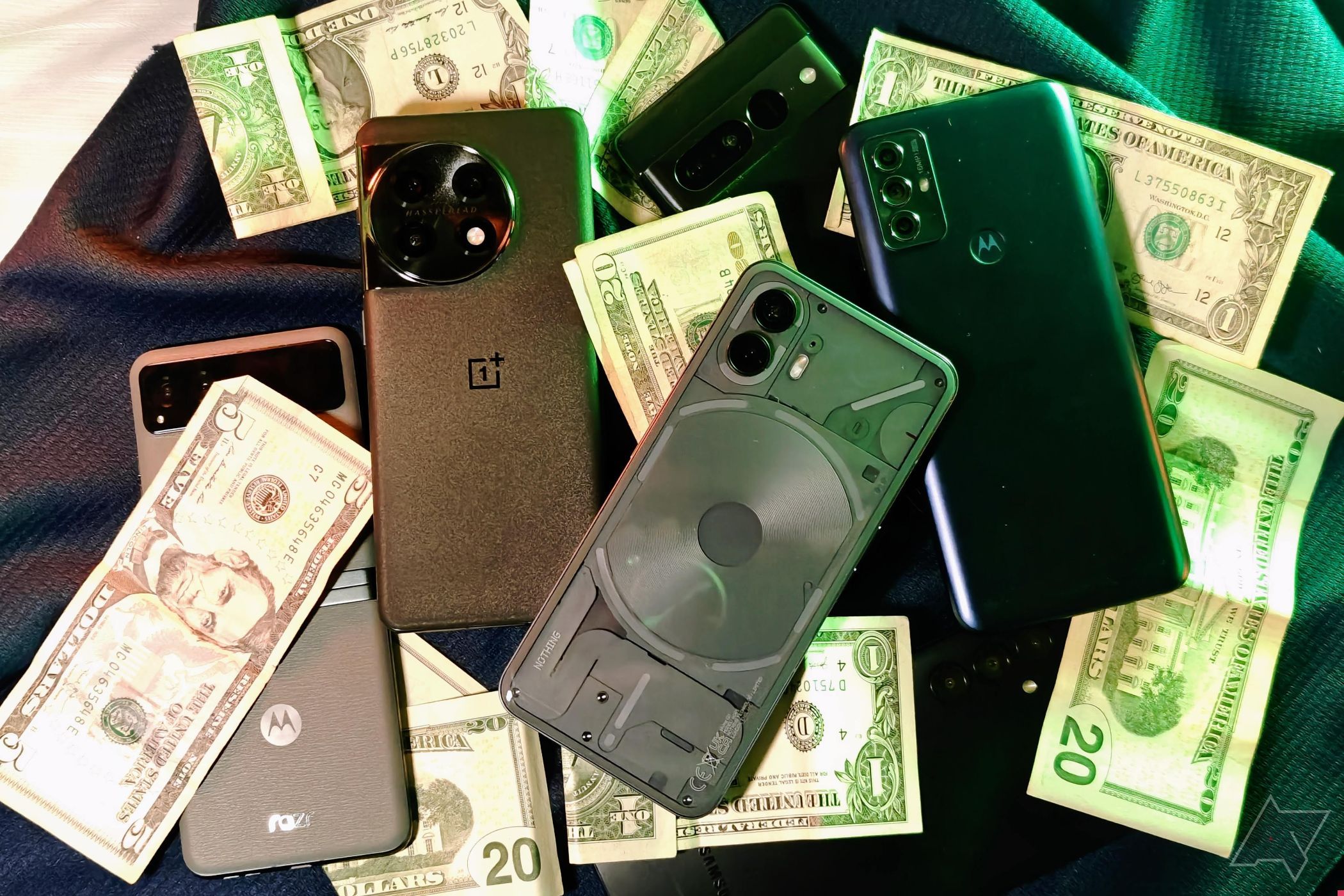 Nothing Phone 2, Pixel 7 Pro, Motorla Razr, OnePlus 11 e mais smartphones em uma mesa com dinheiro