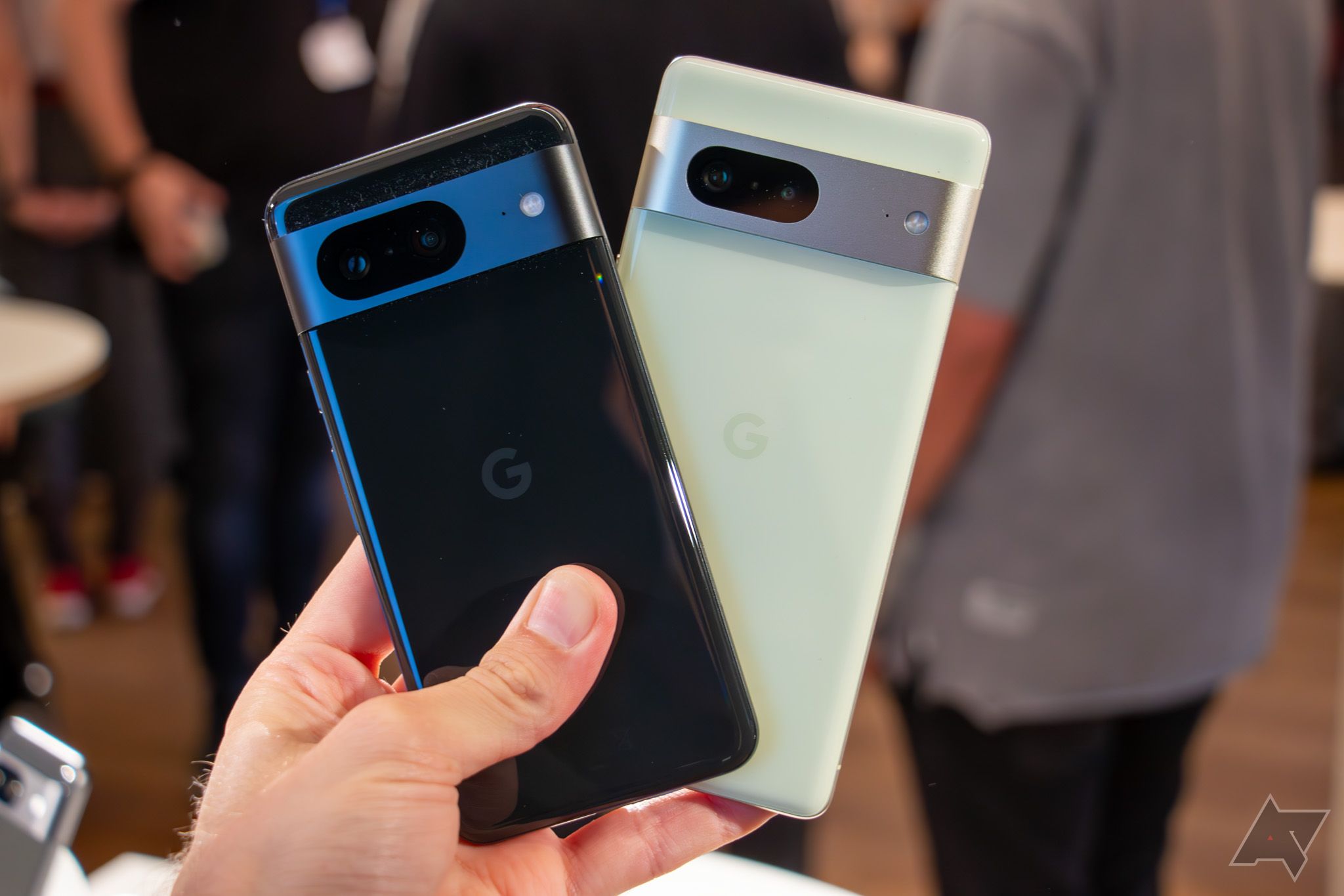 google-pixel-7-preto-e-google-pixel-8-na-mão-1