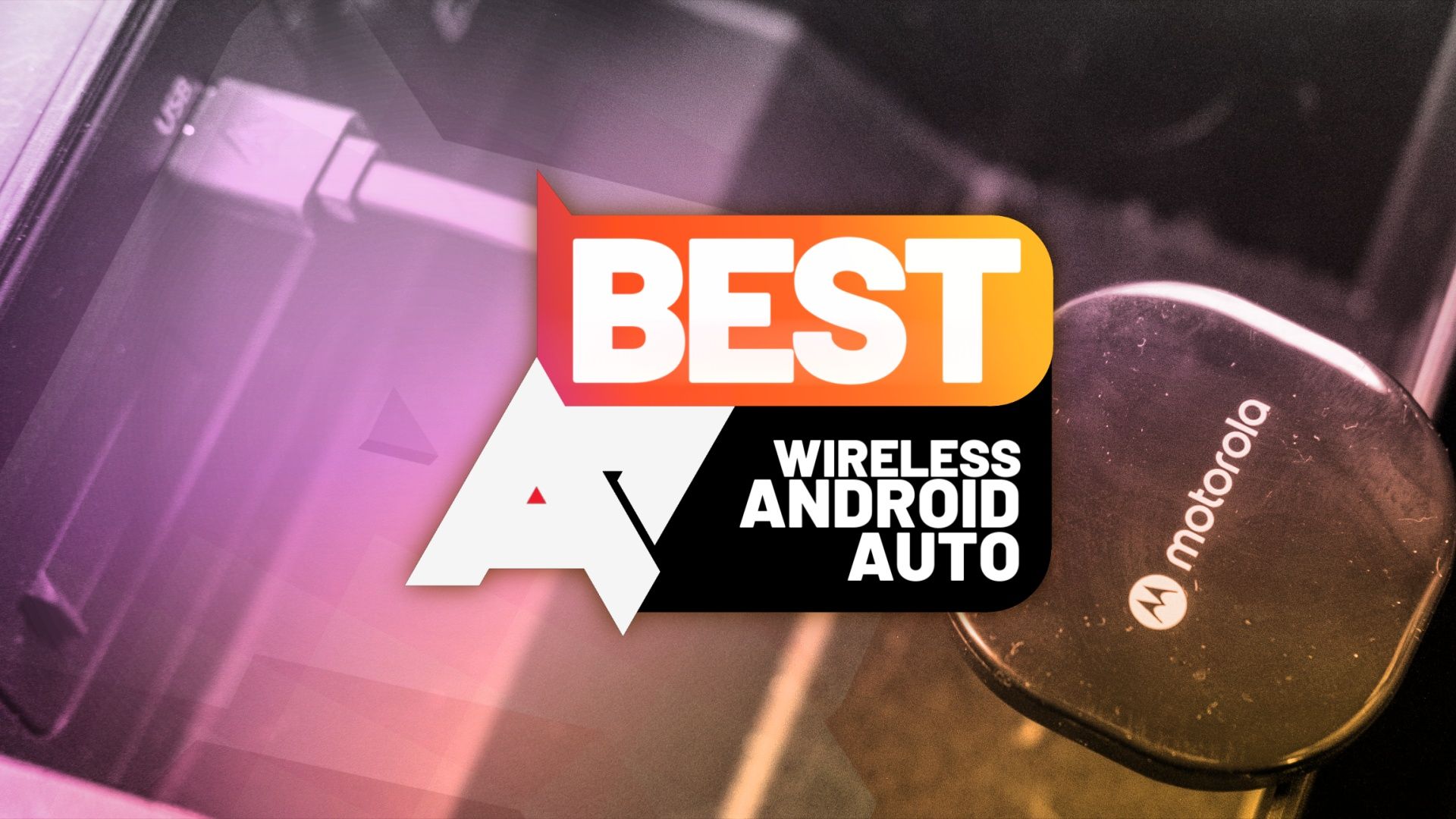 Uma foto colorida do adaptador Motorola MA1 com o logotipo 'AP Best wireless Android Auto'