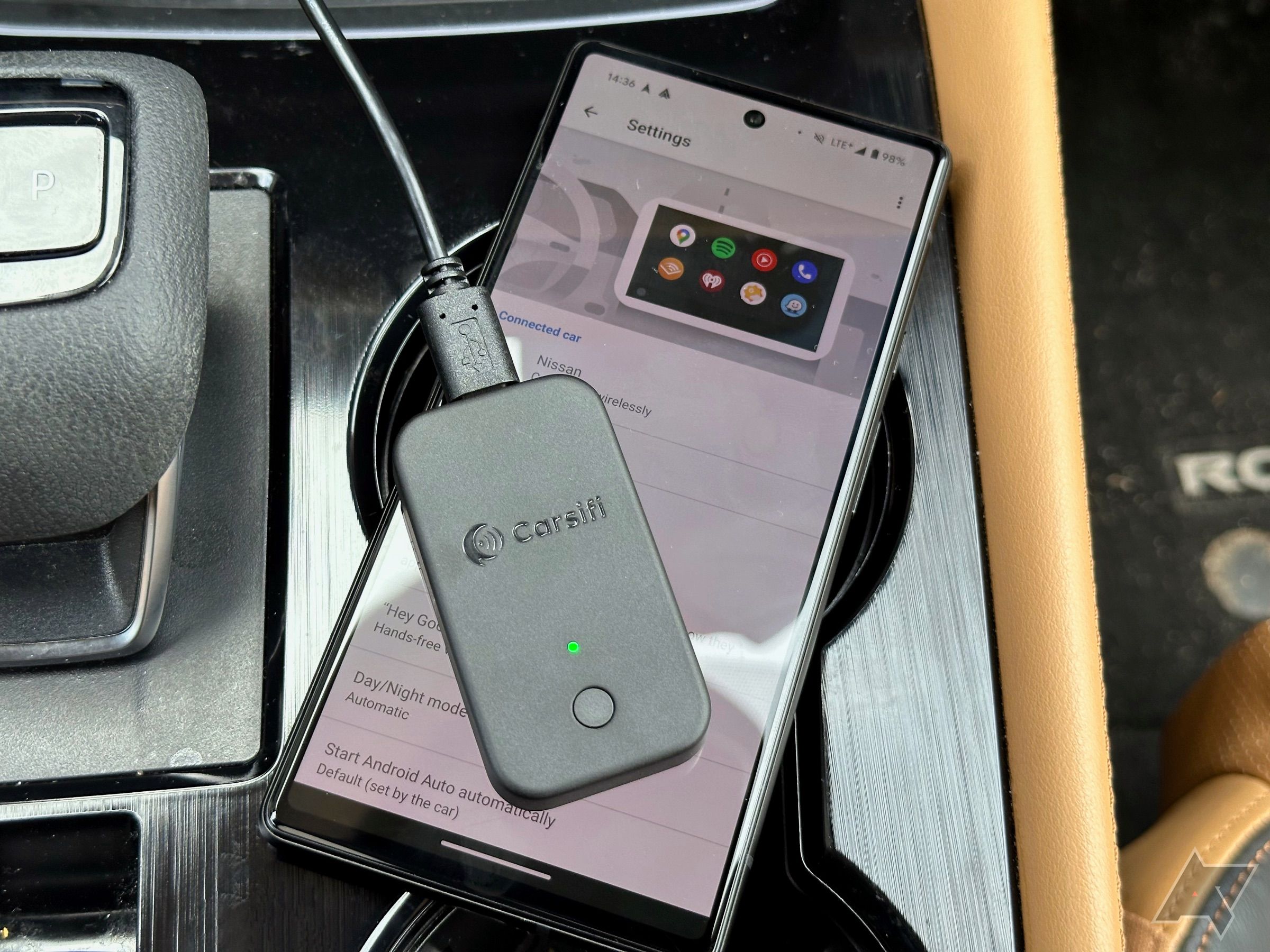Adaptador Carsifi Wireless Android Auto colocado em cima do Pixel 6 mostrando as configurações do Android Auto no console central do carro.