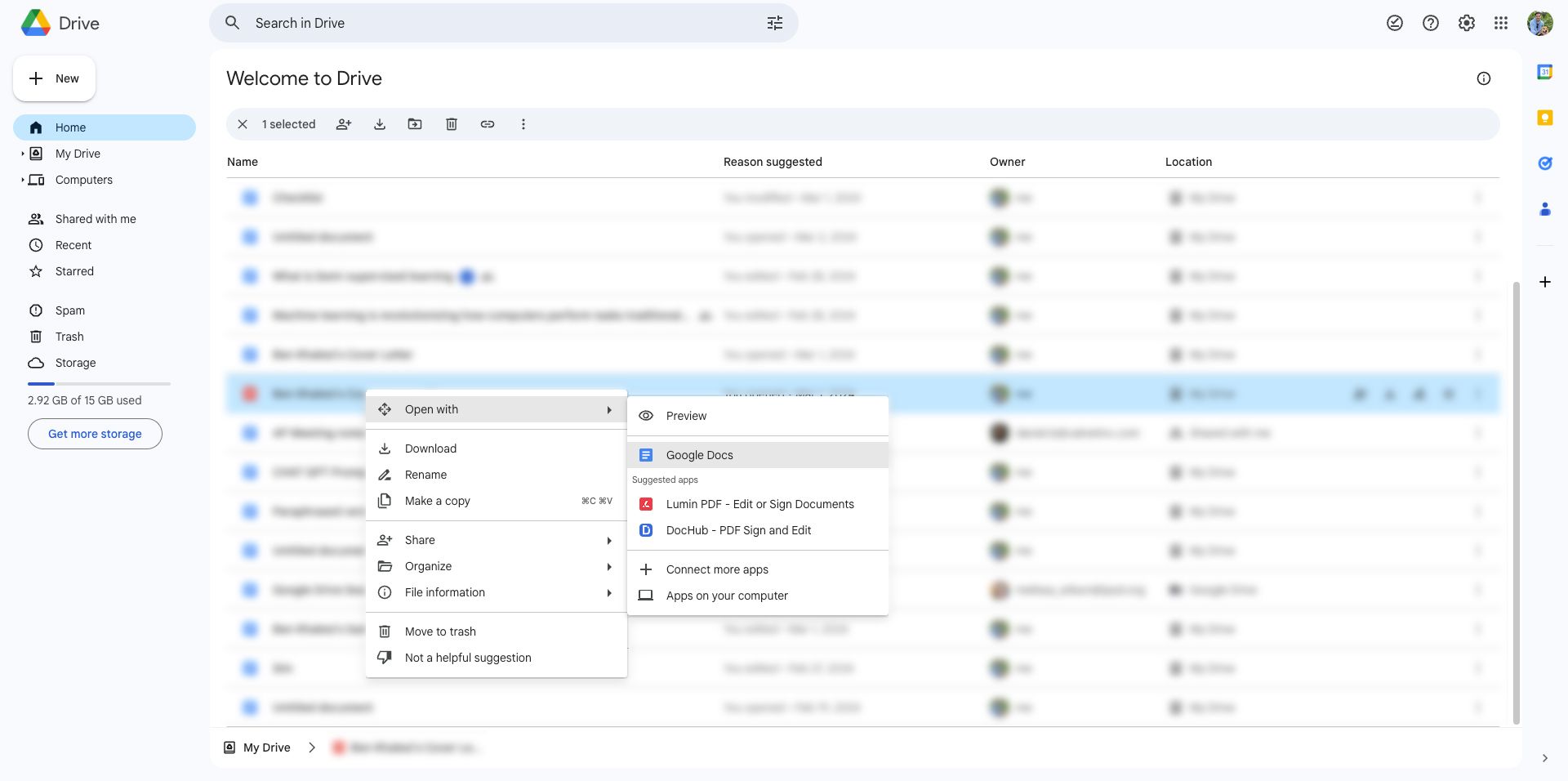 A imagem exibe a interface da web do Google Drive.  Uma lista de arquivos é exibida com um arquivo selecionado e um menu de contexto aparece para abrir o arquivo com o Google Docs.