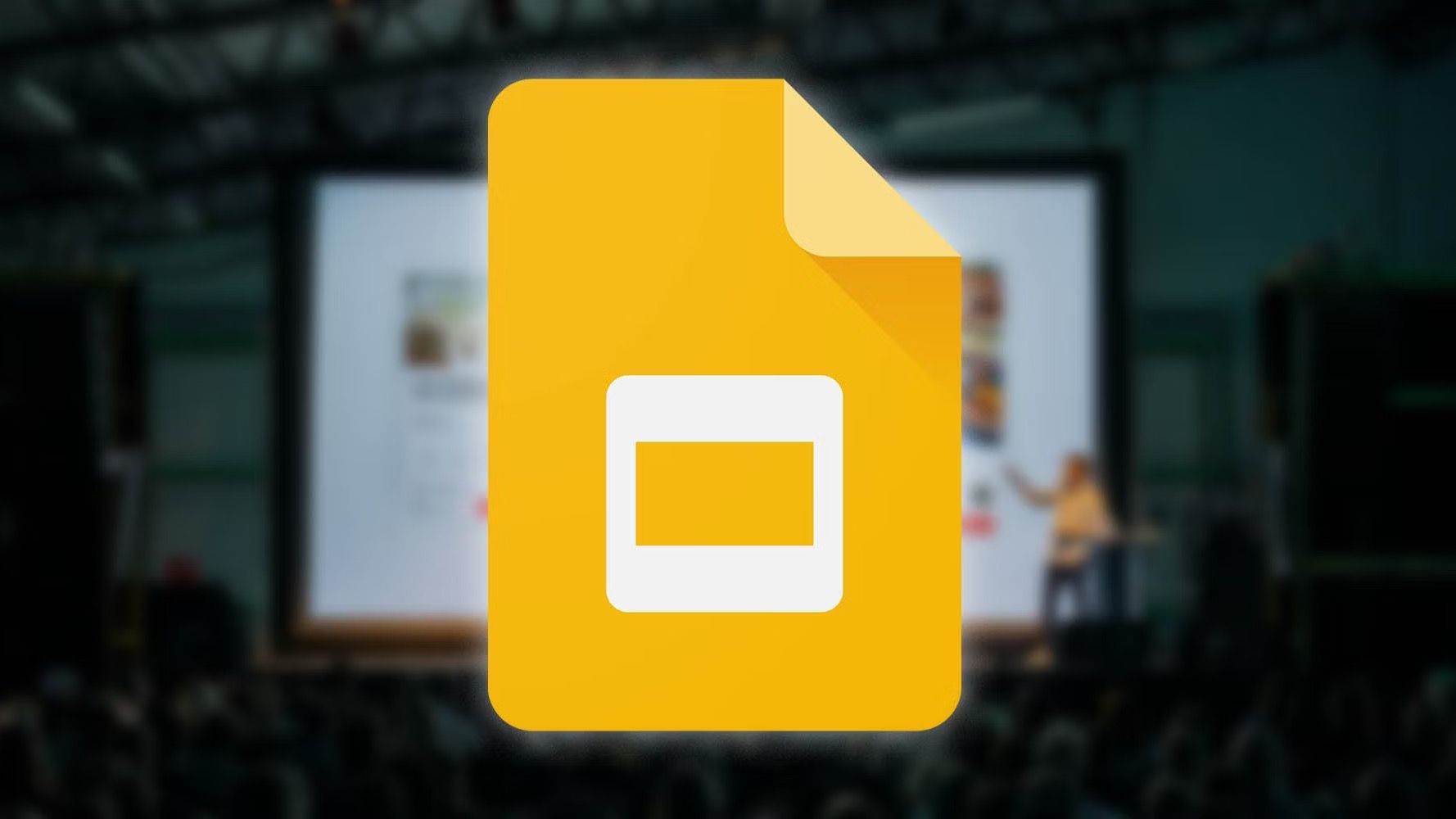 Ícone do logotipo amarelo do Apresentações Google impresso sobre fundo desfocado mostrando apresentação, público e palestrante