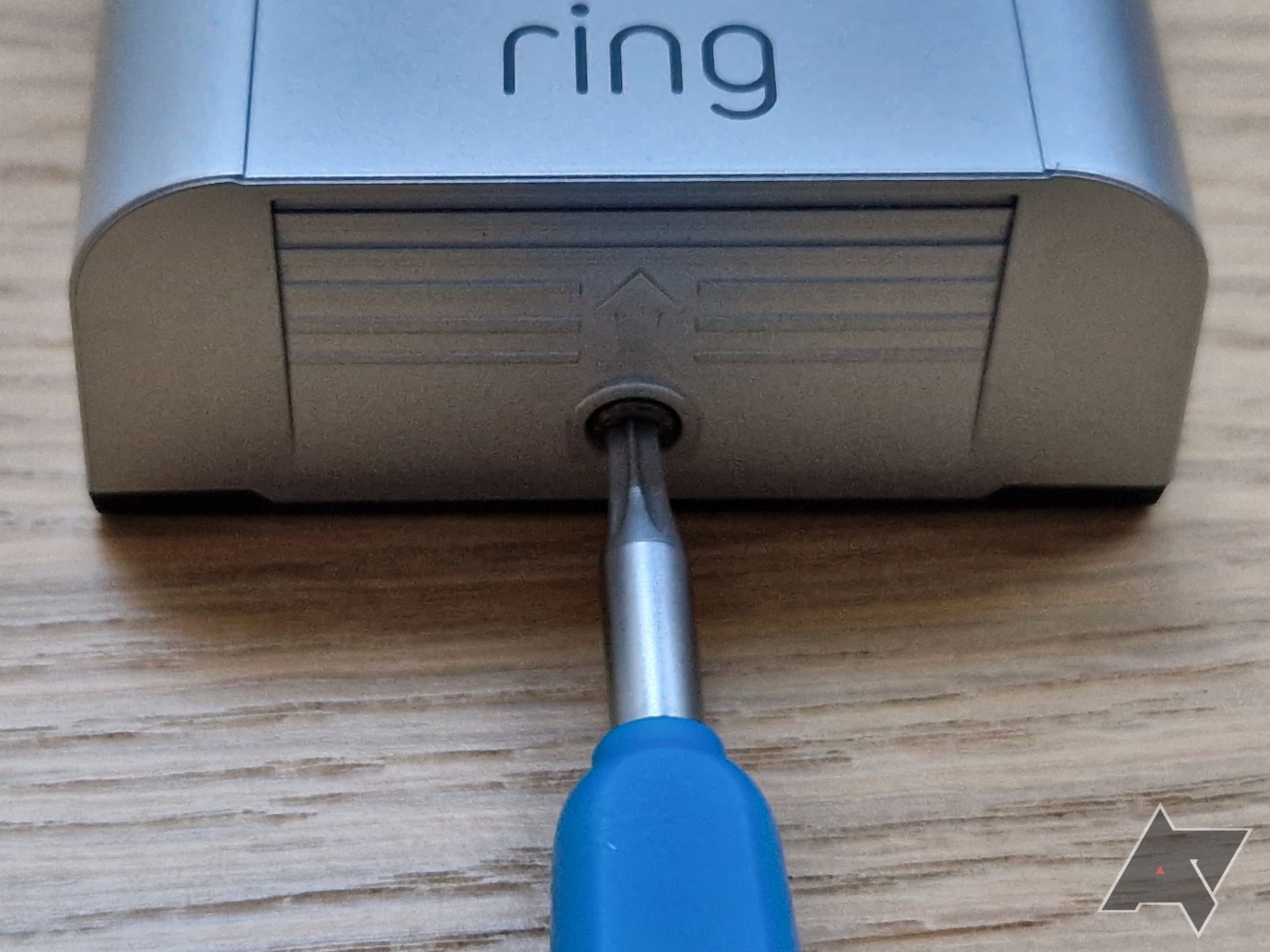 Ring Battery Doorbell Pro com uma chave de fenda