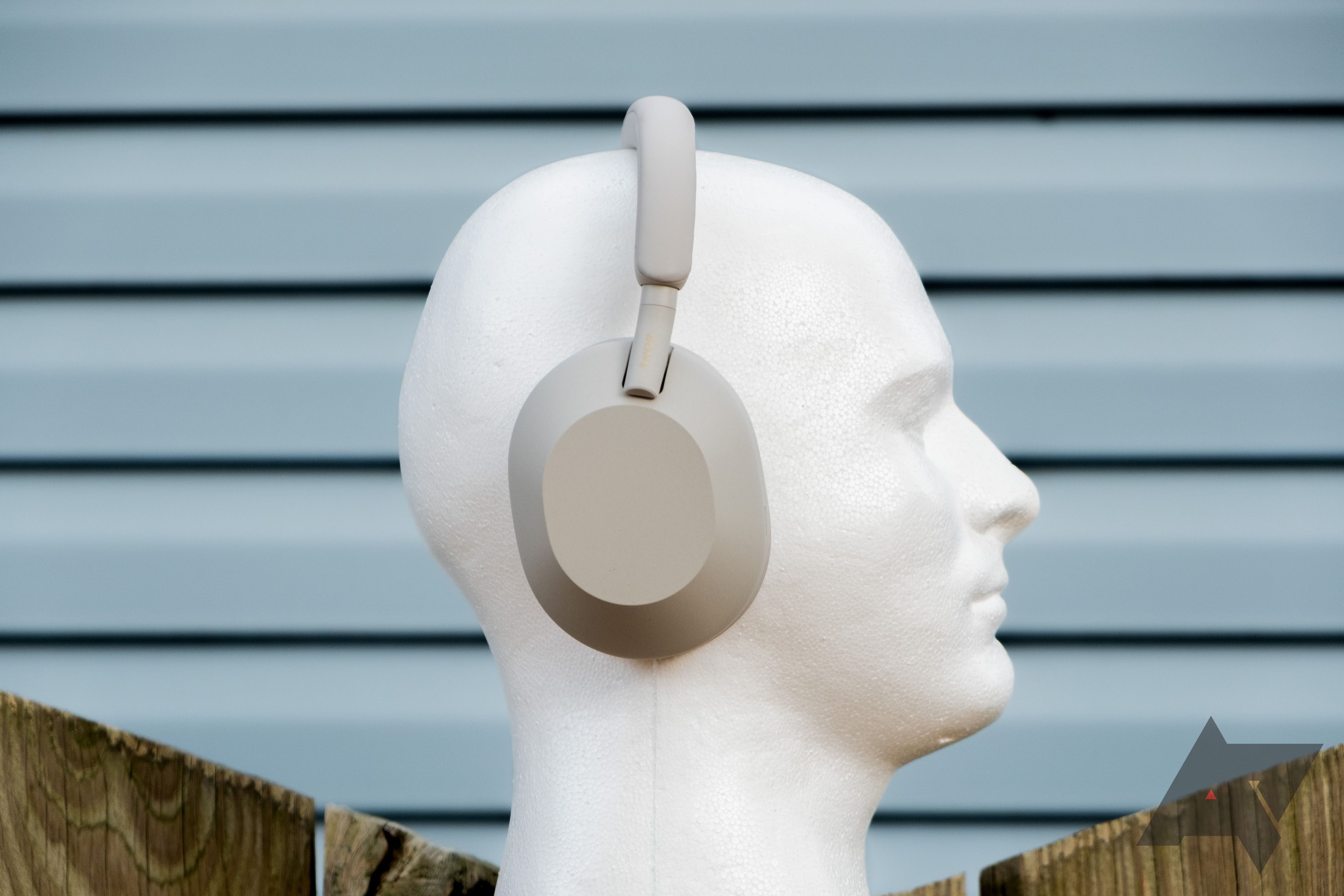 Fones de ouvido Sony WH-1000XM5 montados em um modelo em forma de cabeça humana