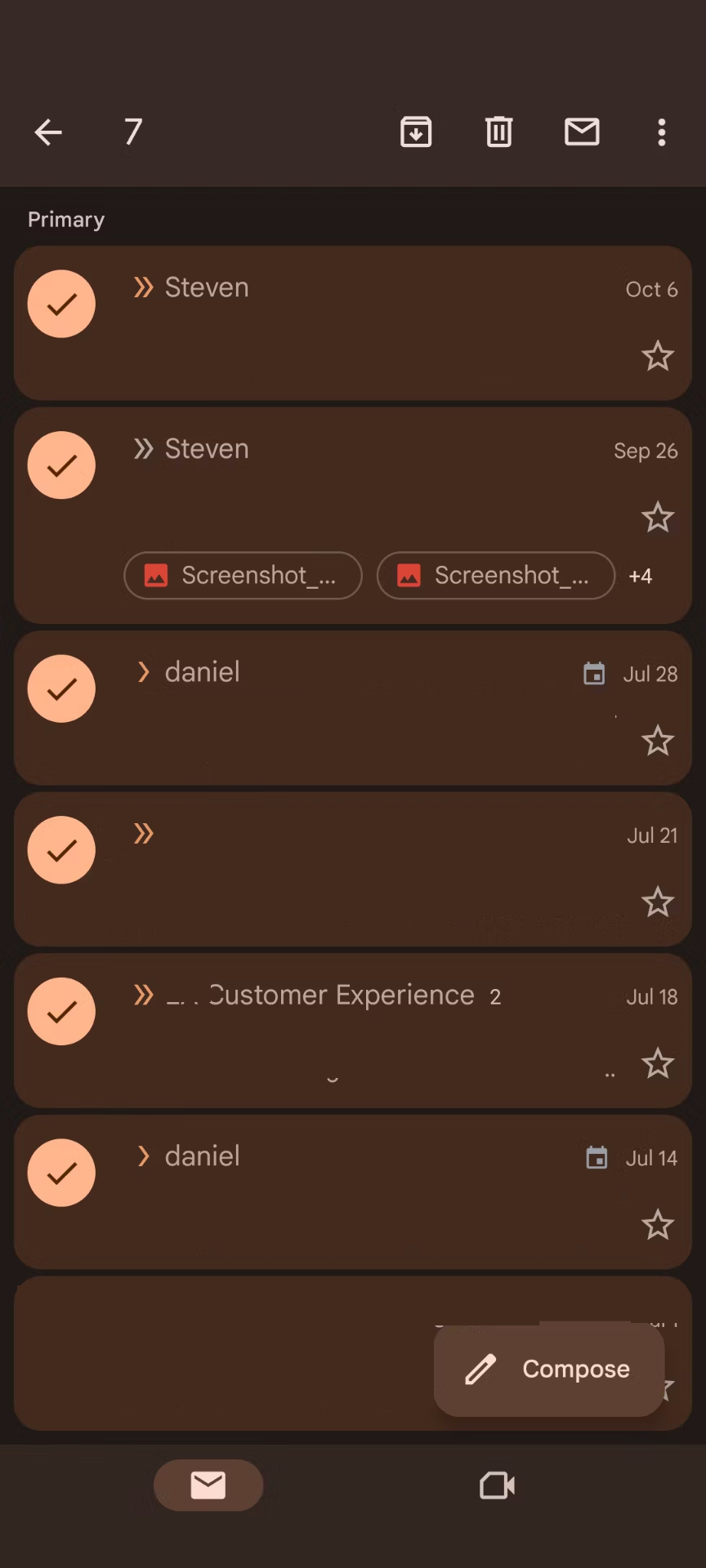 Uma captura de tela do aplicativo Gmail para Android com várias mensagens selecionadas