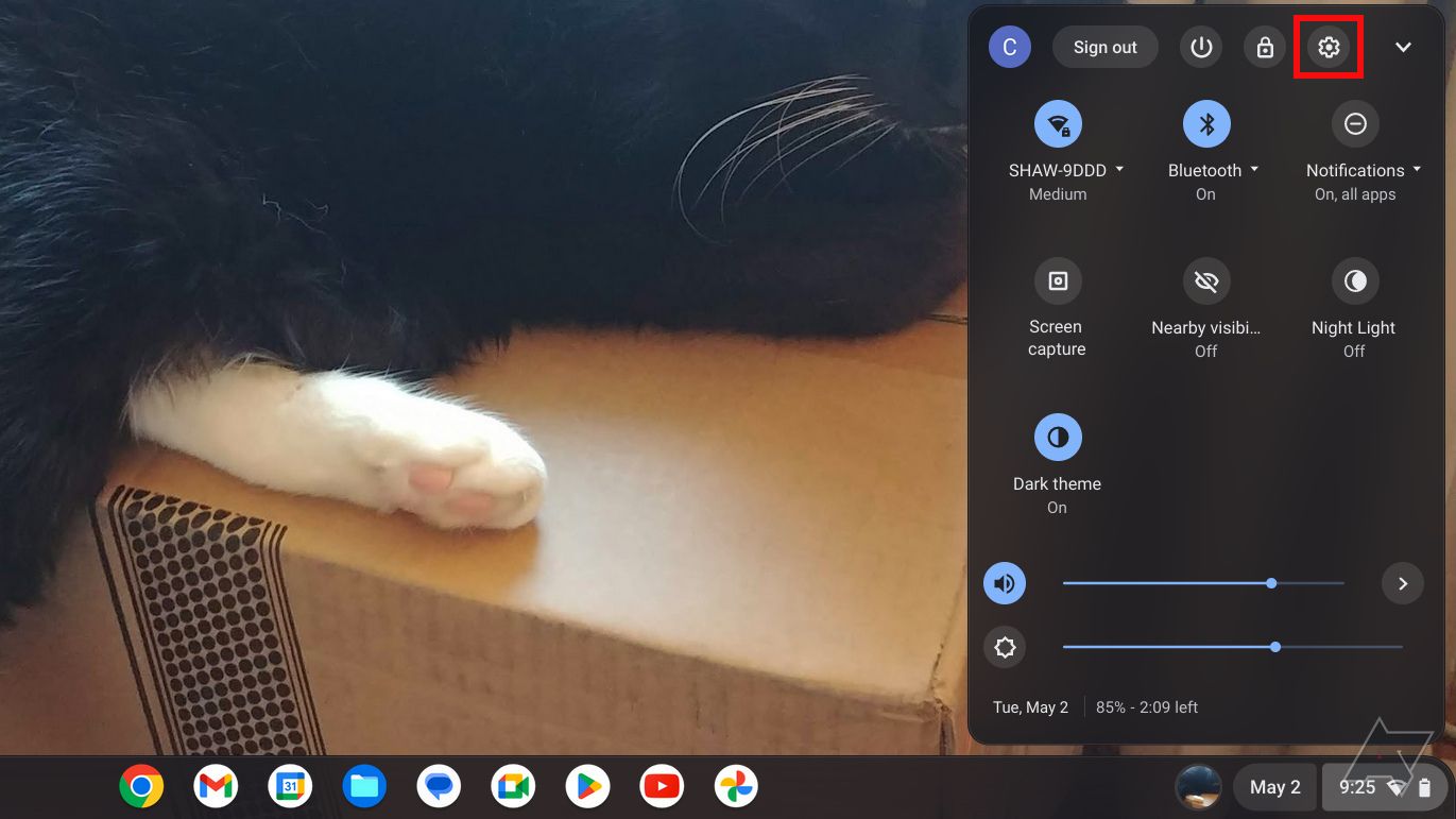 Uma captura de tela da tela de um Chromebook com o ícone Configurações destacado. 