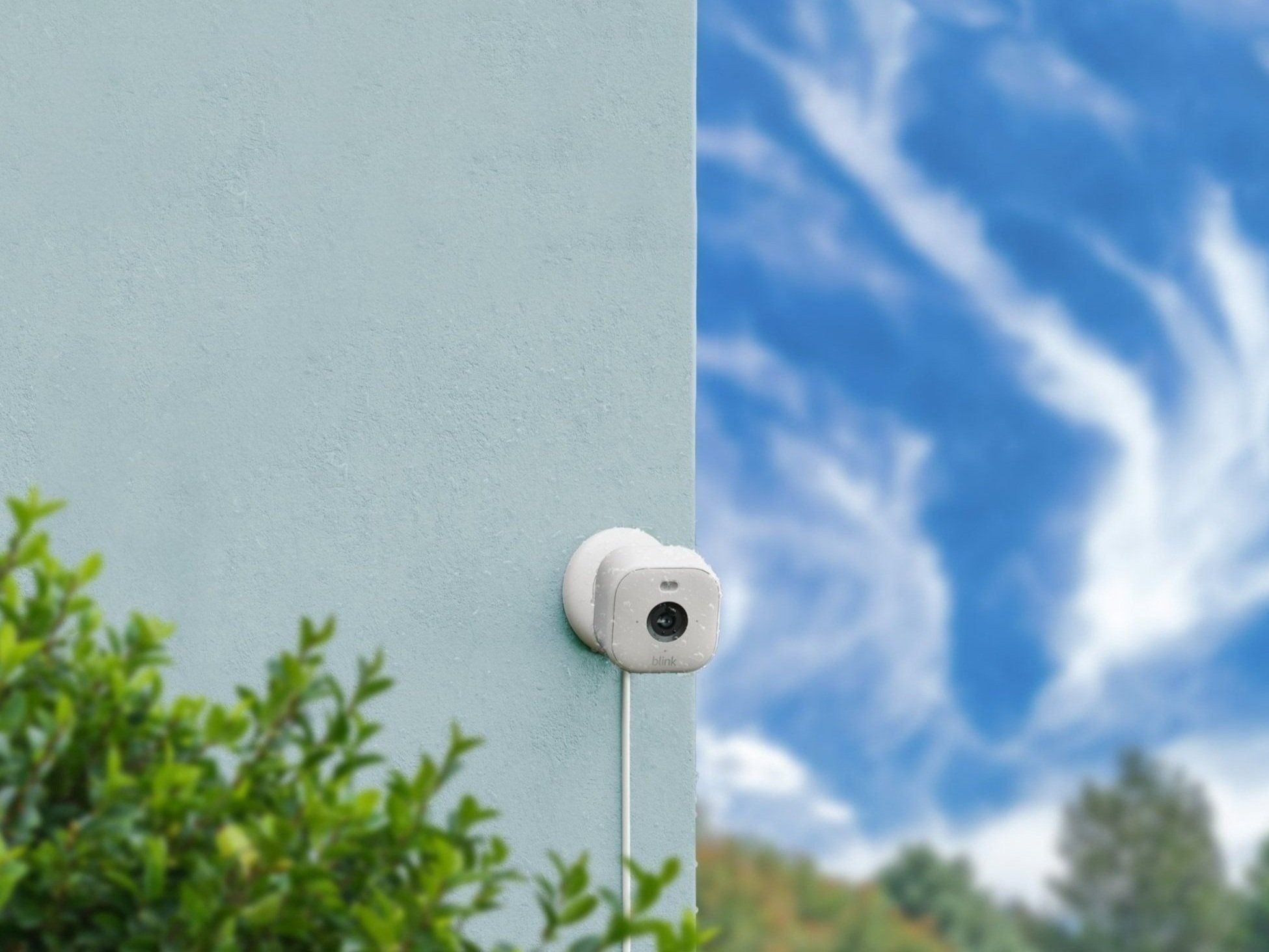 Uma câmera Blink Mini 2 montada em uma parede externa