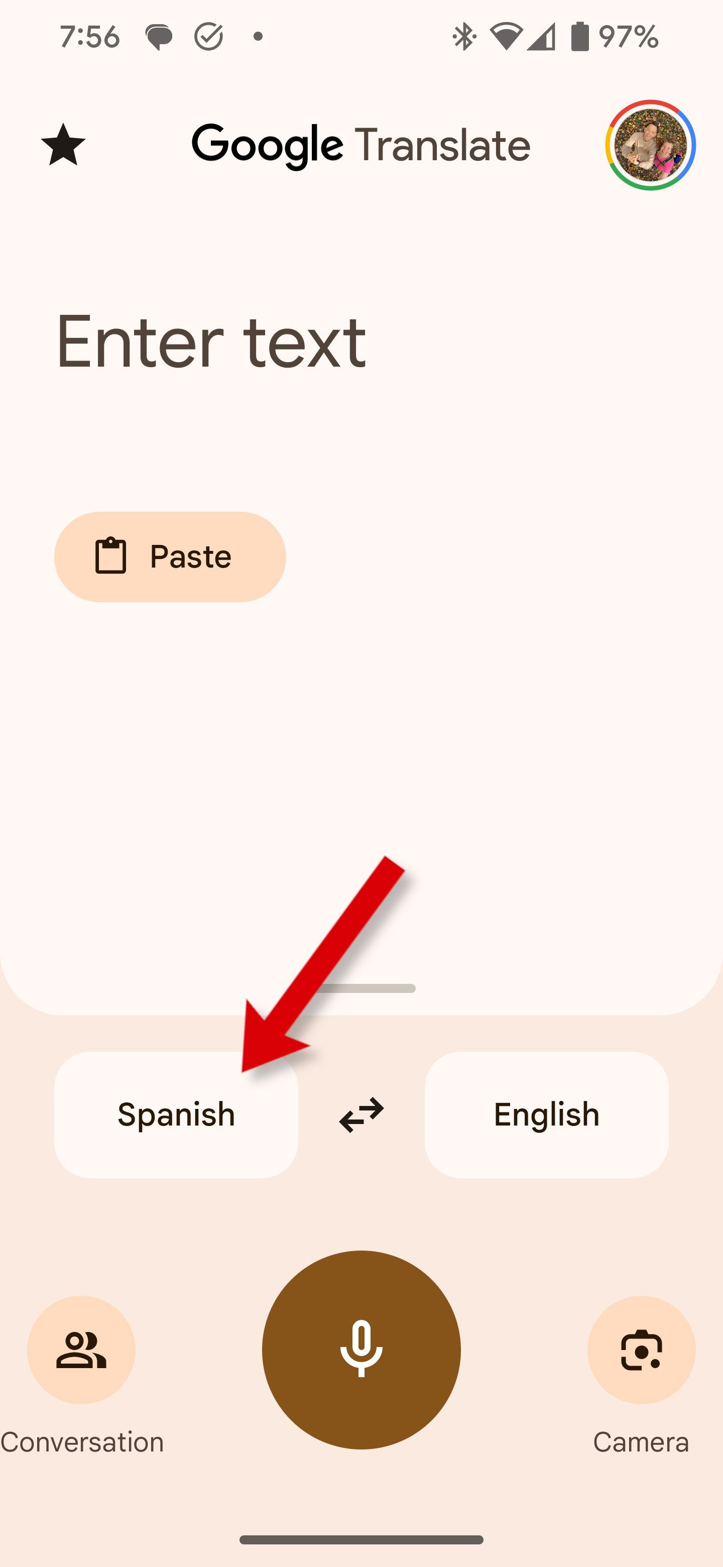 Uma captura de tela do aplicativo Google Tradutor mostrando como alterar o idioma de origem