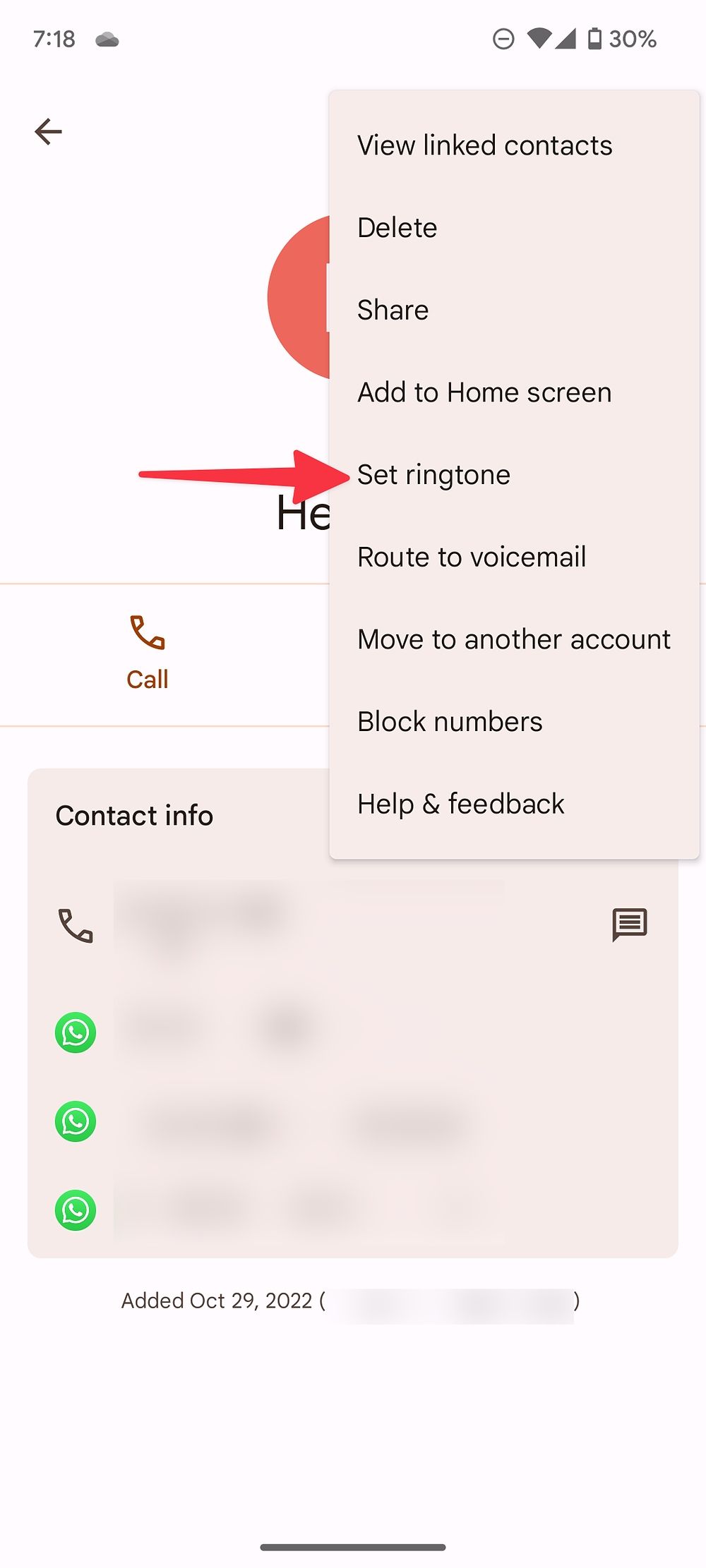A captura de tela mostra o menu suspenso de três pontos para um contato específico no Android.  Uma seta aponta para a opção ‘Definir toque’.