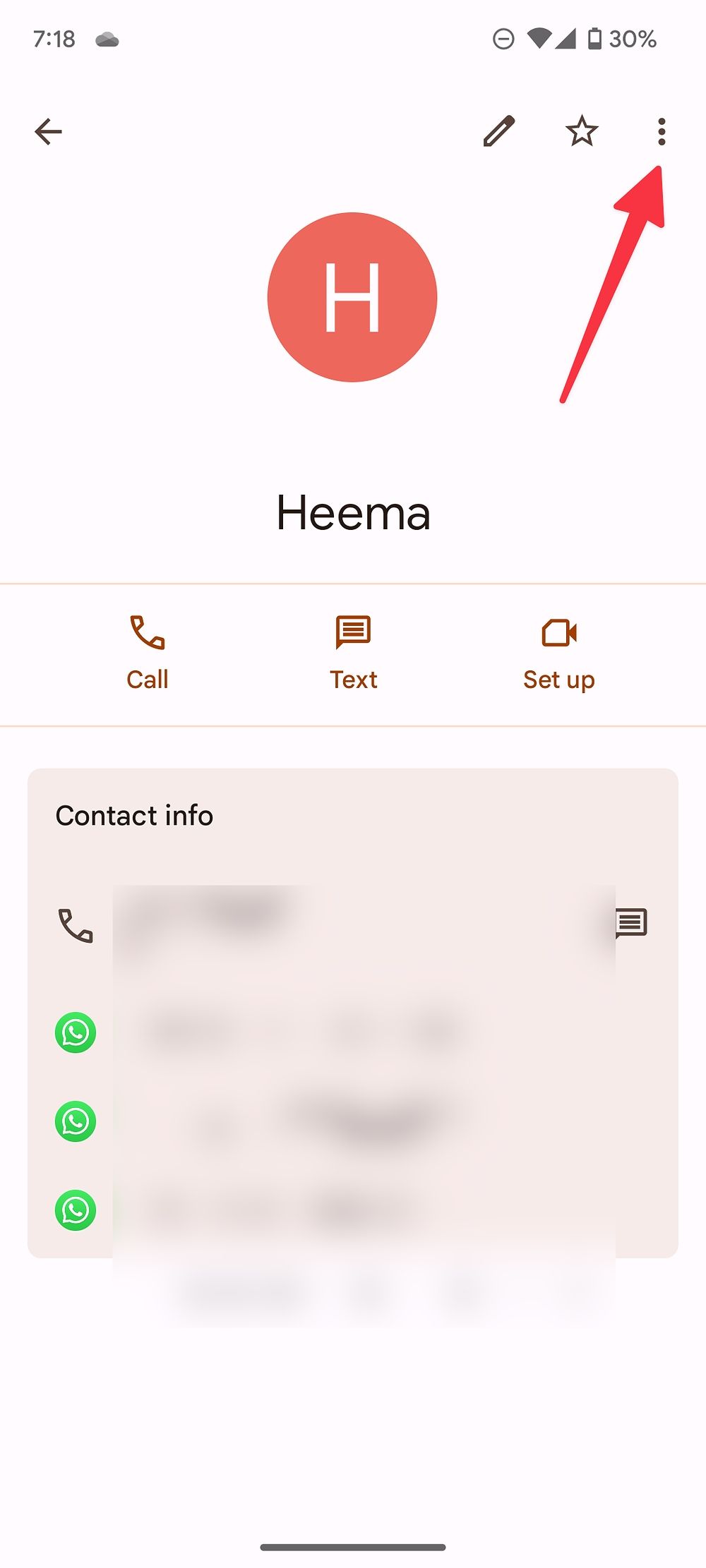 A captura de tela mostra uma página de contato específica em um telefone Android.  Uma seta aponta para o ícone do menu de três pontos no canto superior direito.