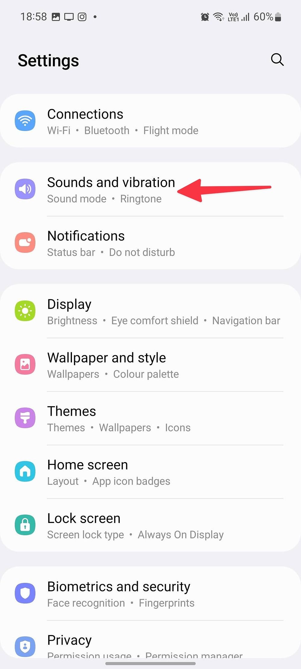 Captura de tela mostrando ‘Sons e vibração’ no telefone Samsung