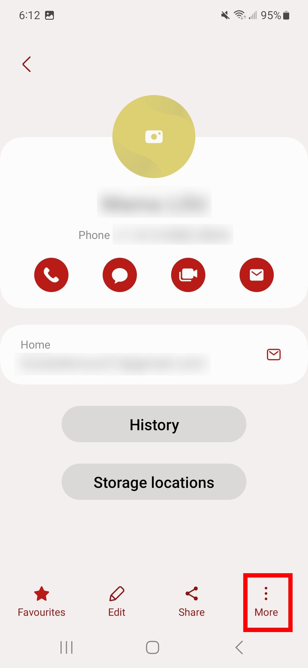 contorno de retângulo vermelho no botão mais em contato no telefone Samsung