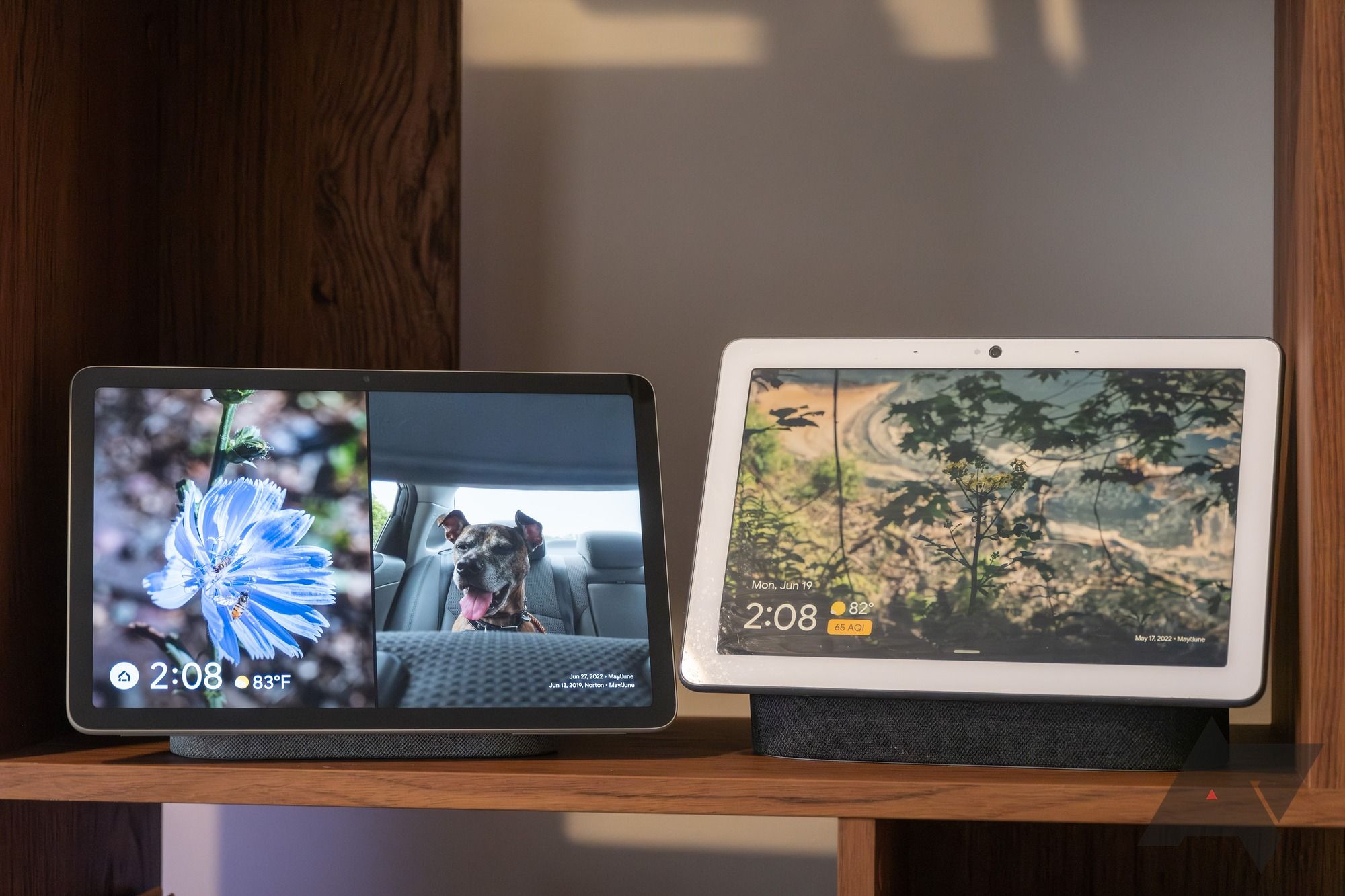 Um tablet Google Pixel ao lado de um Nest Hub Max