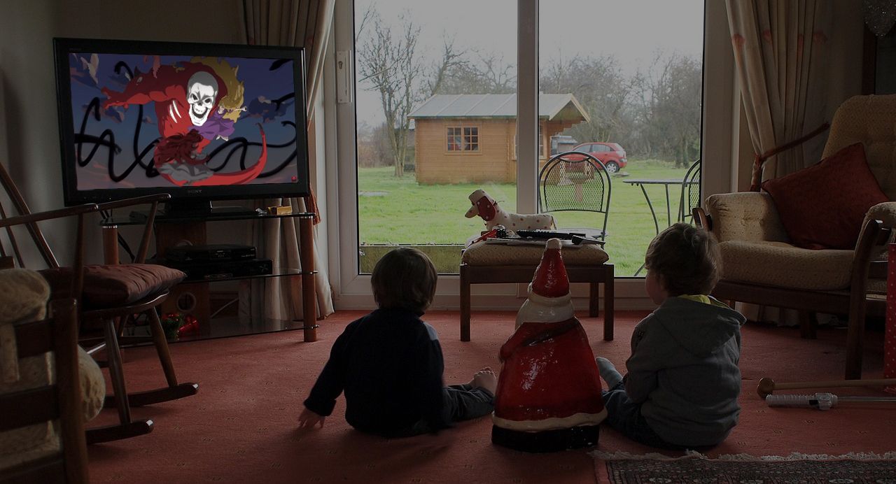 Crianças assistindo TV com clipe do vídeo promocional de Vampire Survivors sobreposto