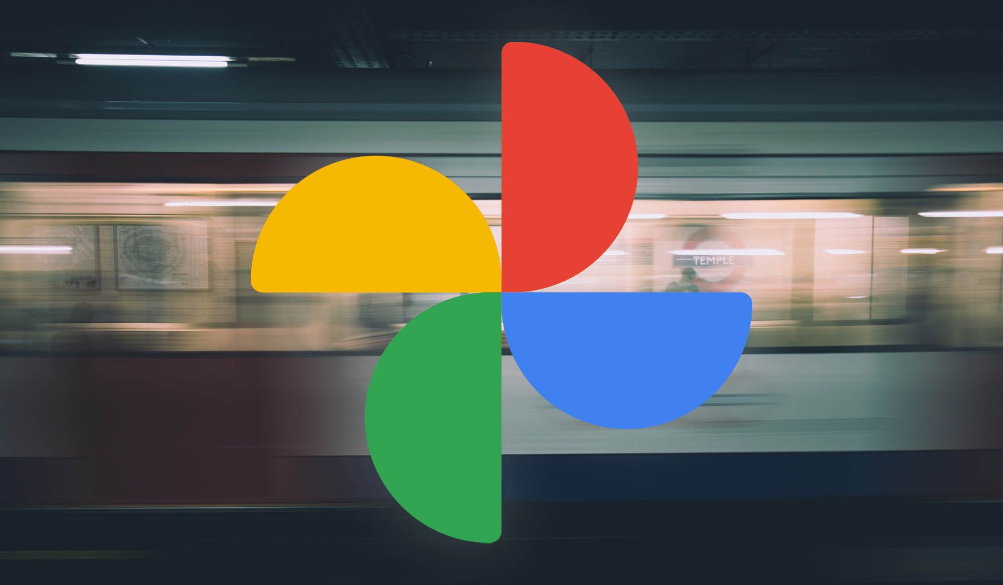 O logotipo do Google Fotos sobre uma imagem borrada de um objeto em movimento
