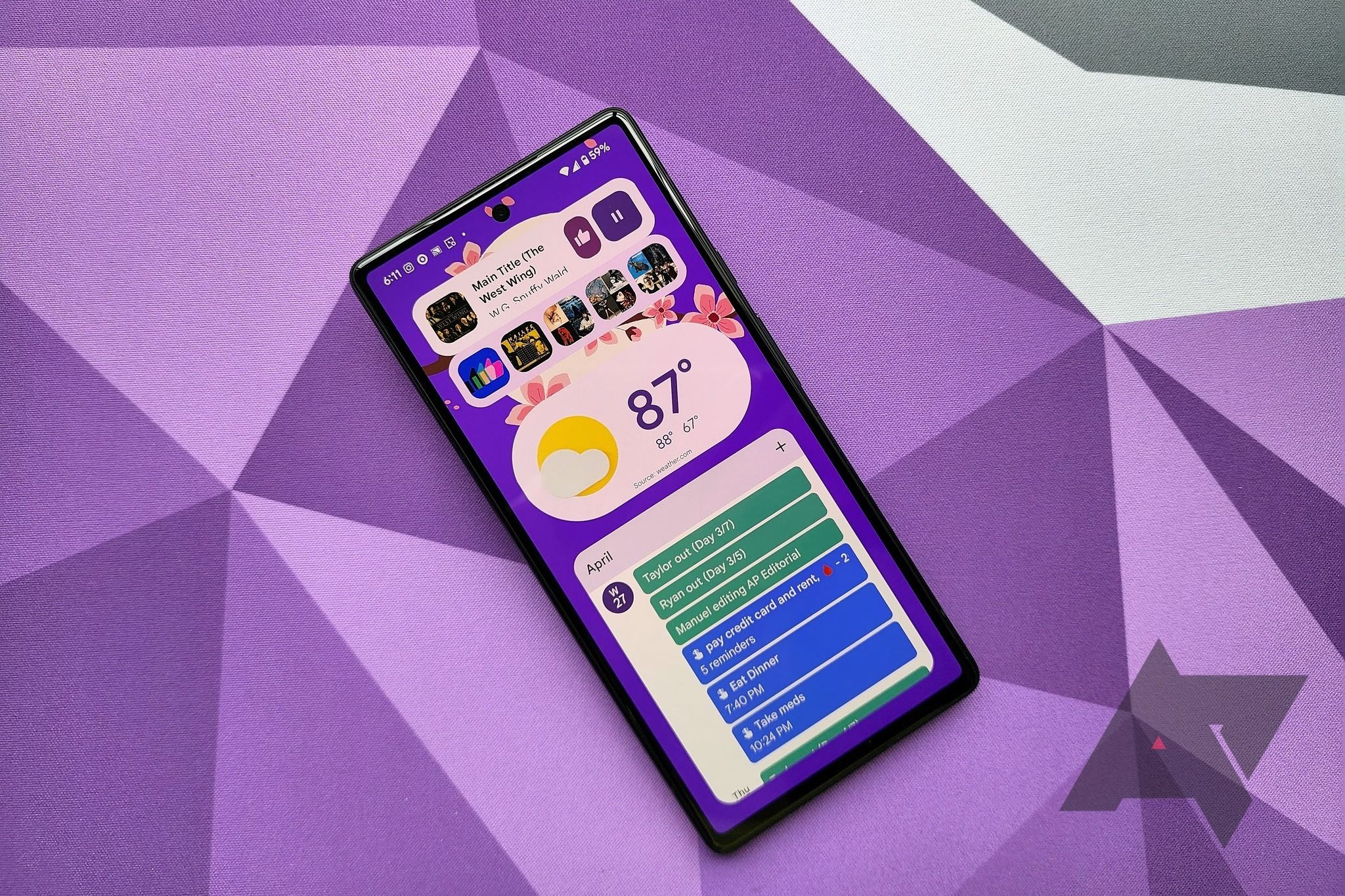 Um smartphone mostrando widgets do Android 13 na tela