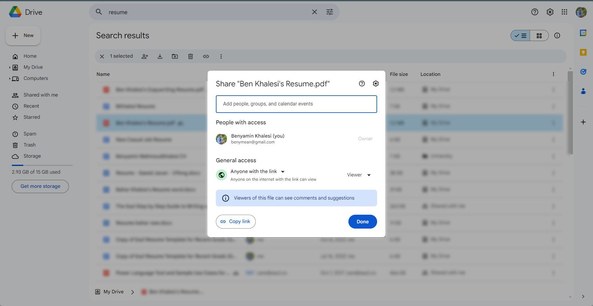 Uma caixa de diálogo de compartilhamento no Google Drive.  Permite adicionar pessoas ou grupos para compartilhar o documento e mostra as configurações de acesso atuais, que estão definidas como "Qualquer pessoa com o link" como espectador.