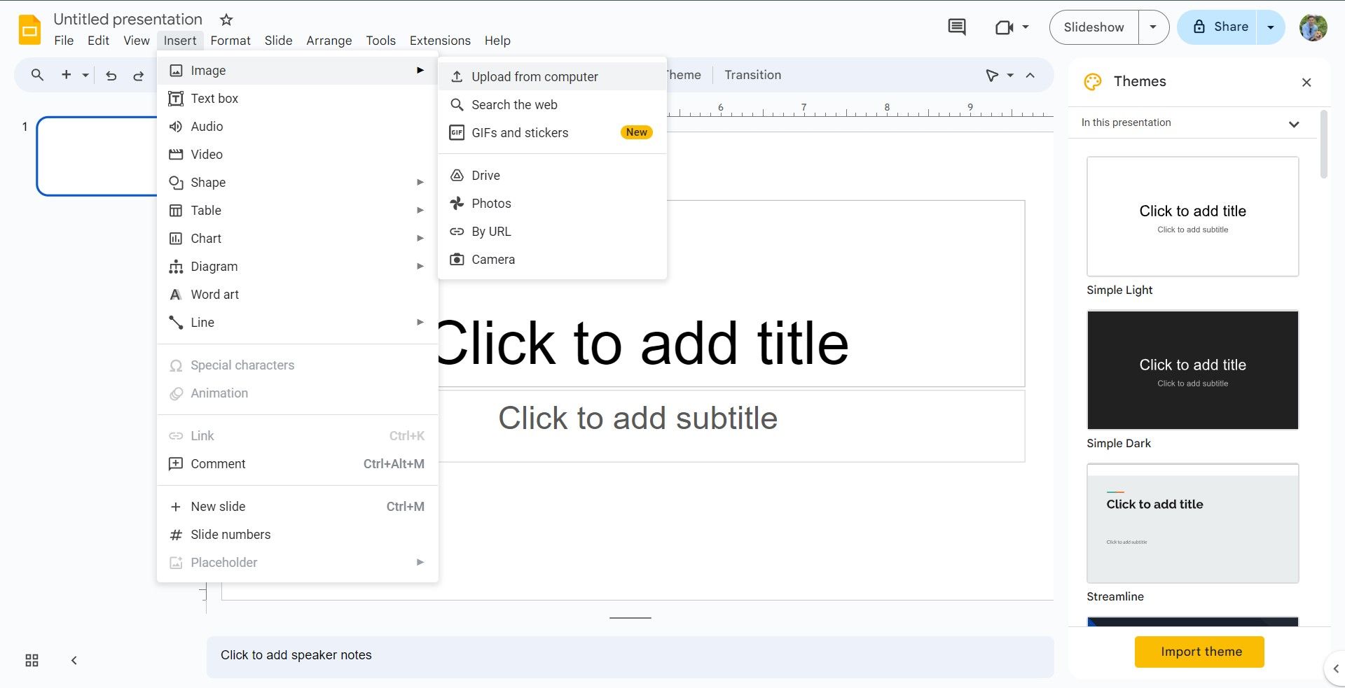 A imagem mostra uma apresentação do Apresentações Google aberta com um menu suspenso para inserir uma imagem.  São diversas opções disponíveis: upload do computador, pesquisa na web, Drive, Fotos, por URL, Câmera e uma nova opção para GIFs e adesivos. 