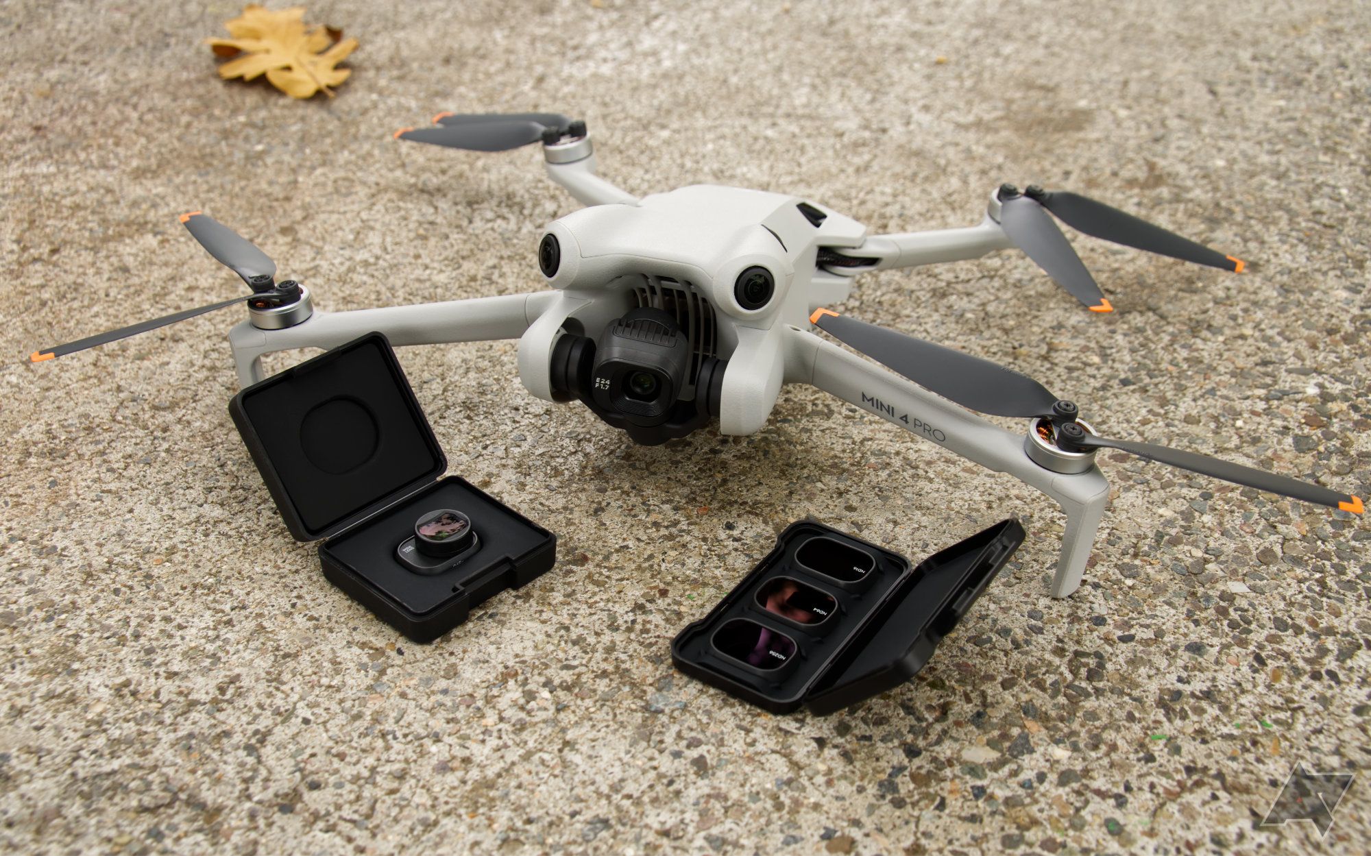 Drone DJI Mini 4 Pro com filtros ND e lente grande angular em caixas abertas em concreto