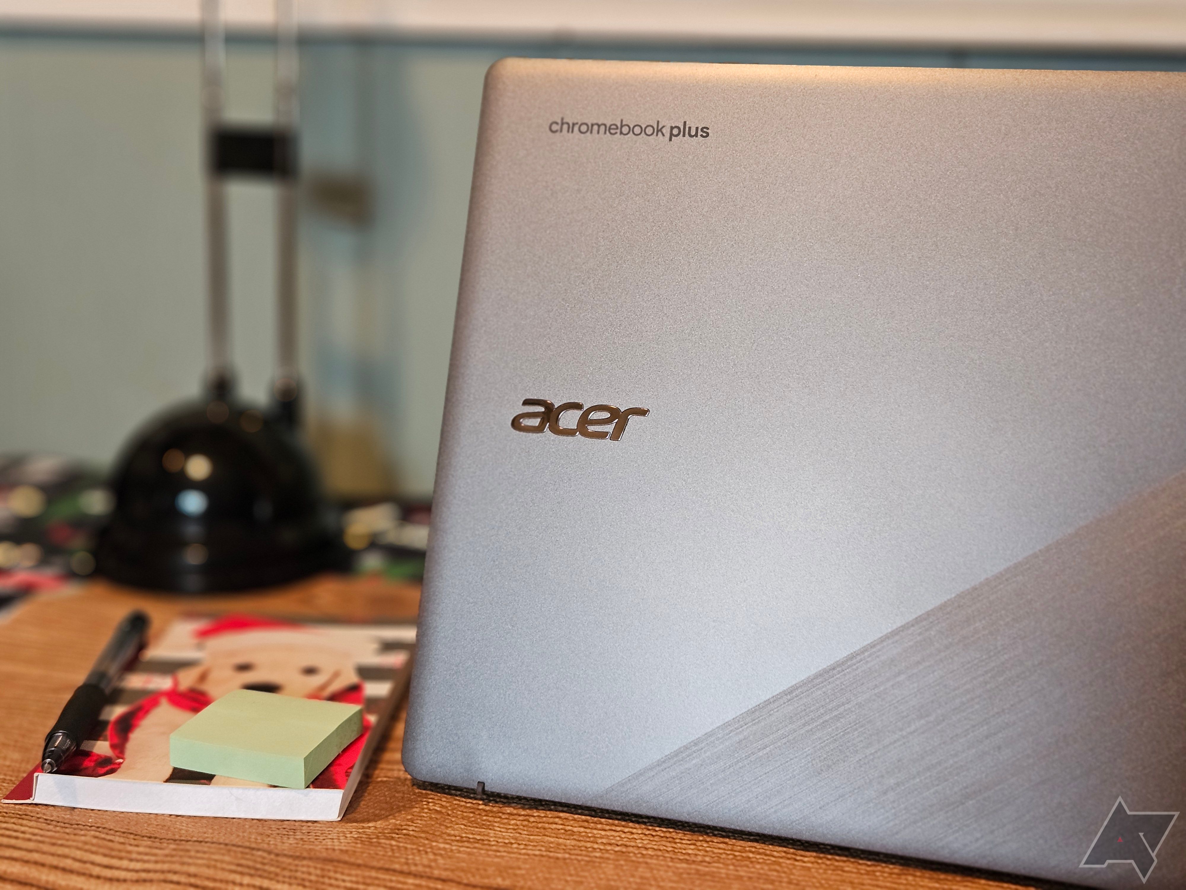 Acer-chromebook mais vista lateral do logotipo com bloco de notas e caneta