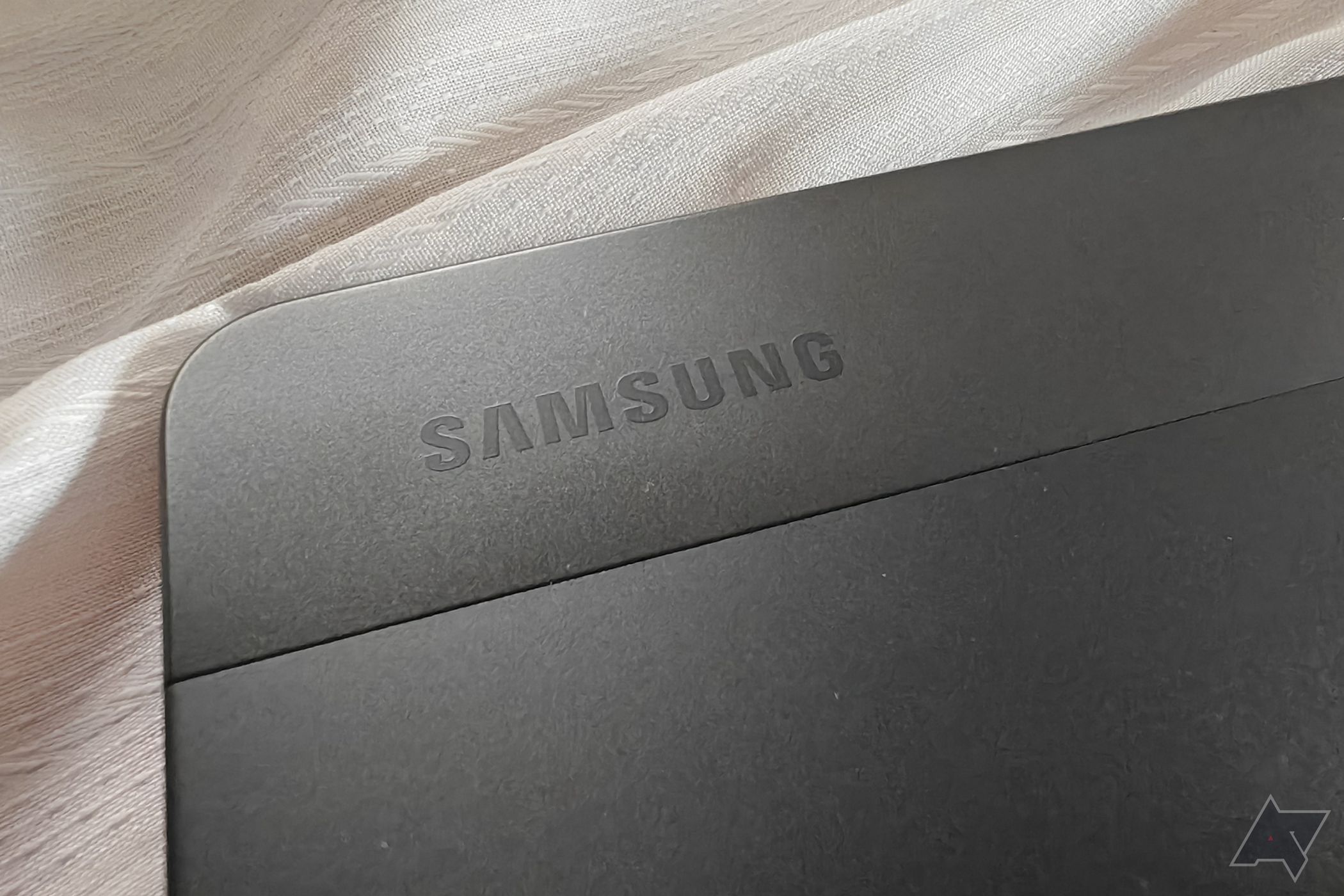 Parte traseira do Samsung Galaxy Tab A9+ mostrando o logotipo da Samsung