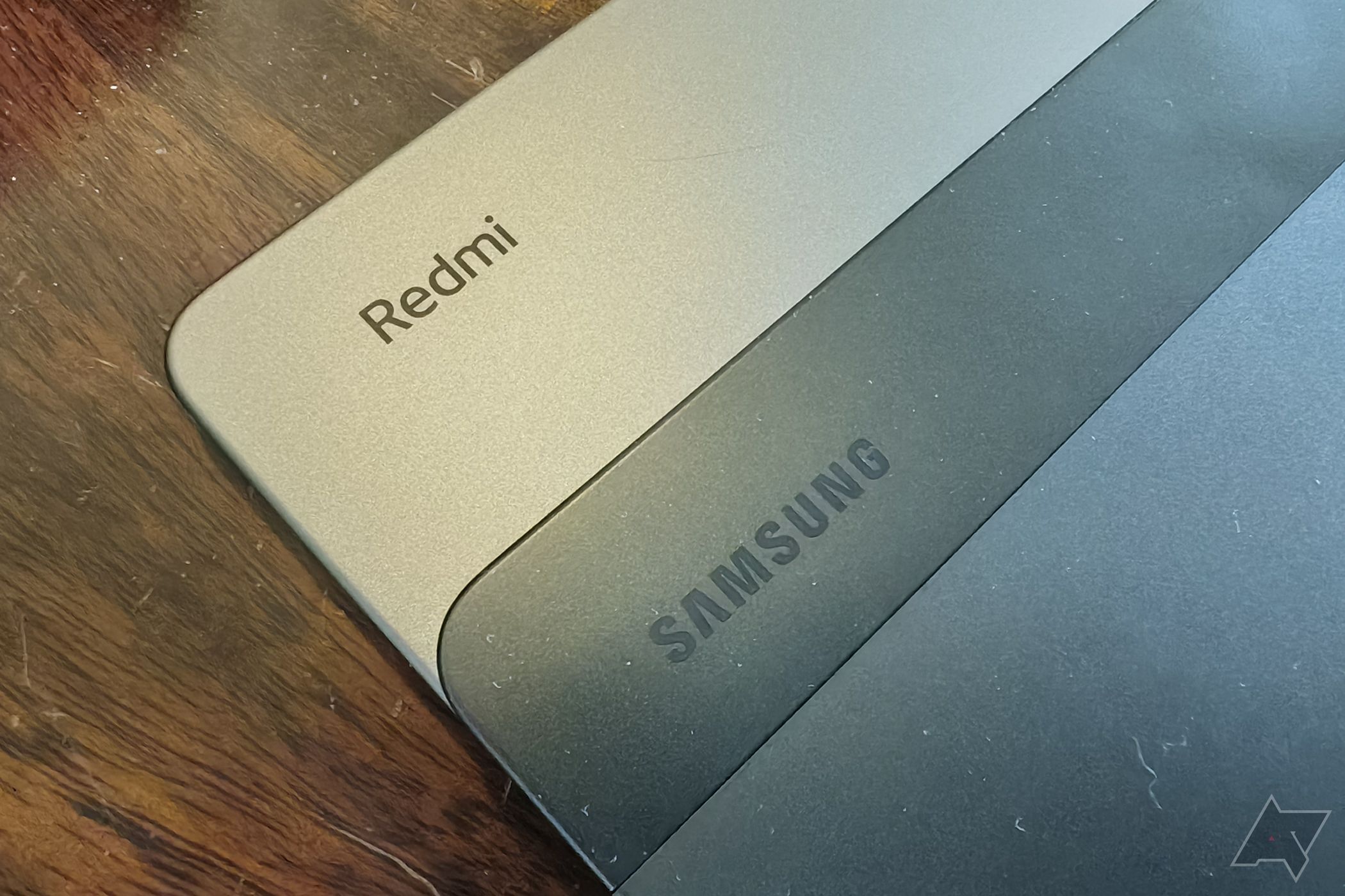Mostrando a parte traseira do Samsung Galaxy Tab A9+ e Xiaomi Redmi Pad SE empilhados