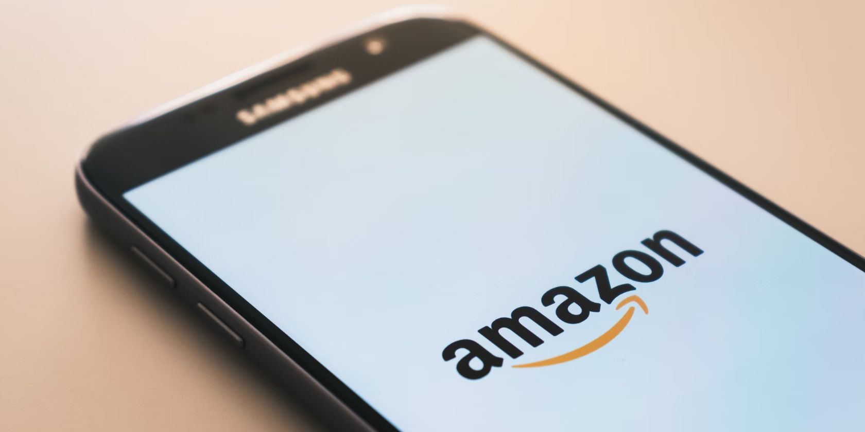 O logotipo da Amazon na tela do telefone