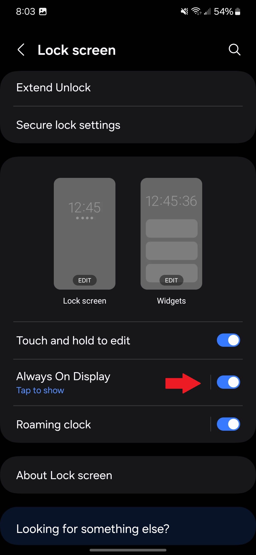 Configurações da tela de bloqueio no aplicativo Samsung Settings com uma seta vermelha apontando para o botão Always On Display
