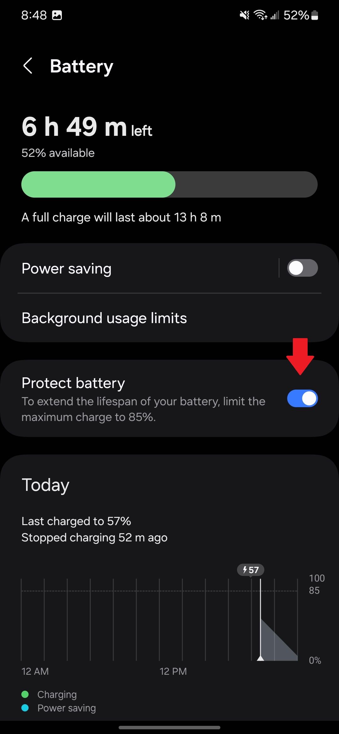 Configurações de bateria Samsung no aplicativo Configurações com uma seta vermelha apontando para o botão Proteger bateria