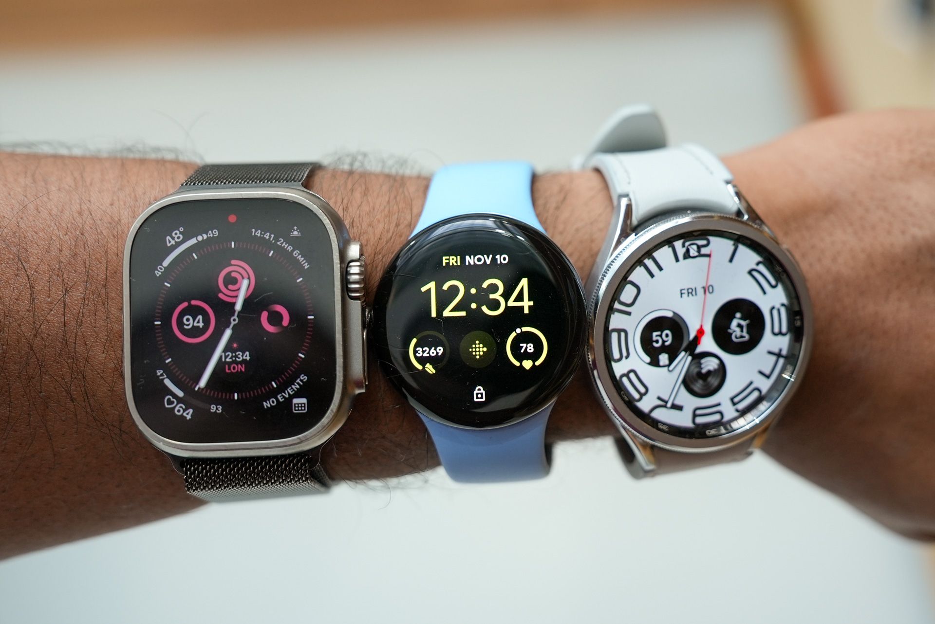 Apple Watch Ultra ao lado do Pixel Watch 2 e Galaxy Watch 6 Classic