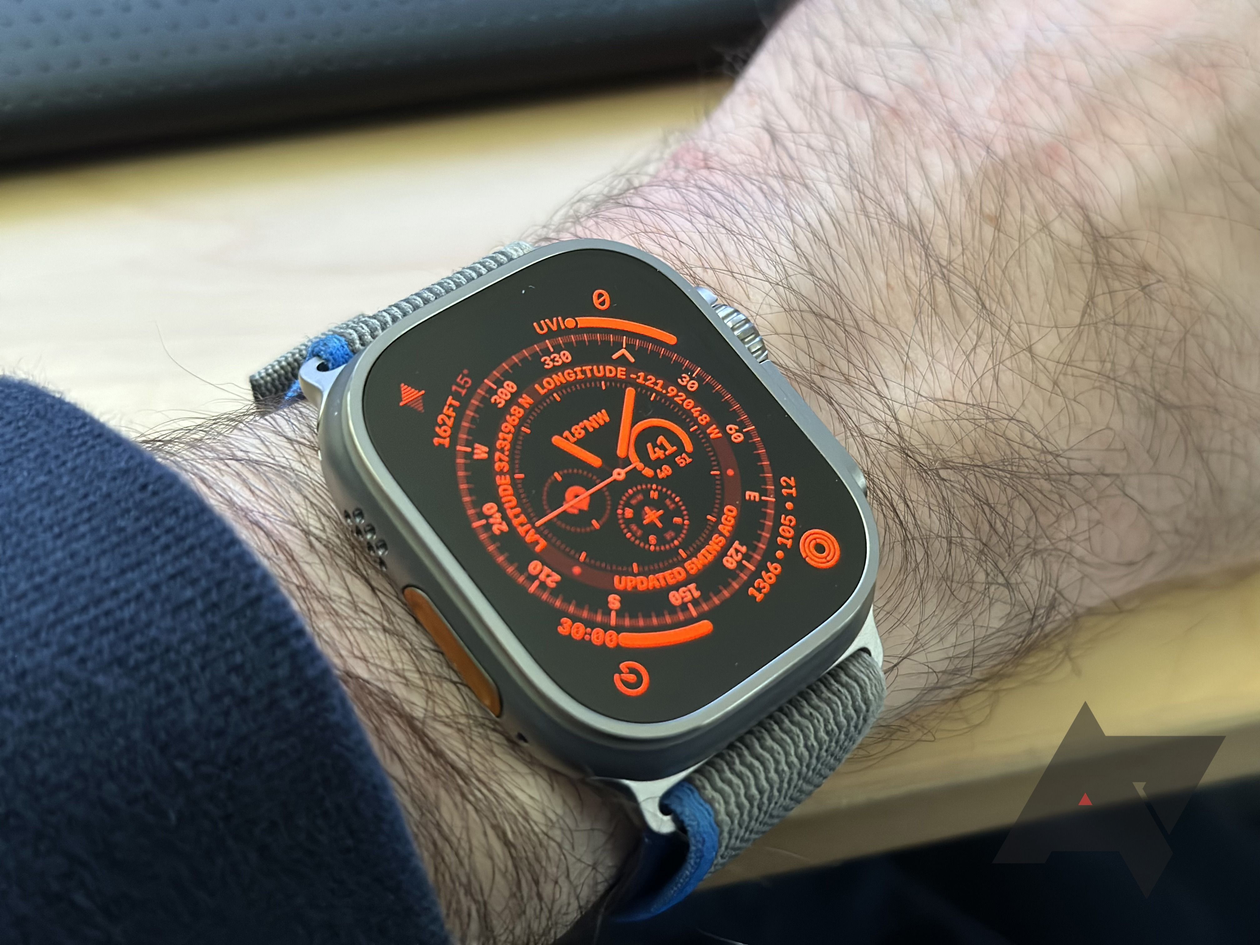 O Apple Watch Ultra mostrando um rosto vermelho