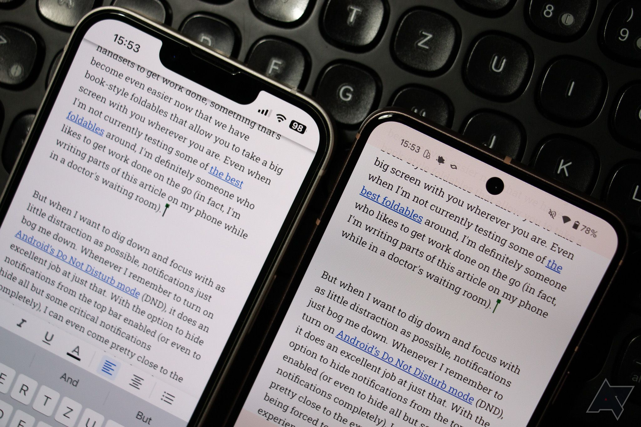 Um Apple iPhone 13 e um Google Pixel 8 próximos um do outro em um teclado, mostrando um documento idêntico do Google Docs na tela