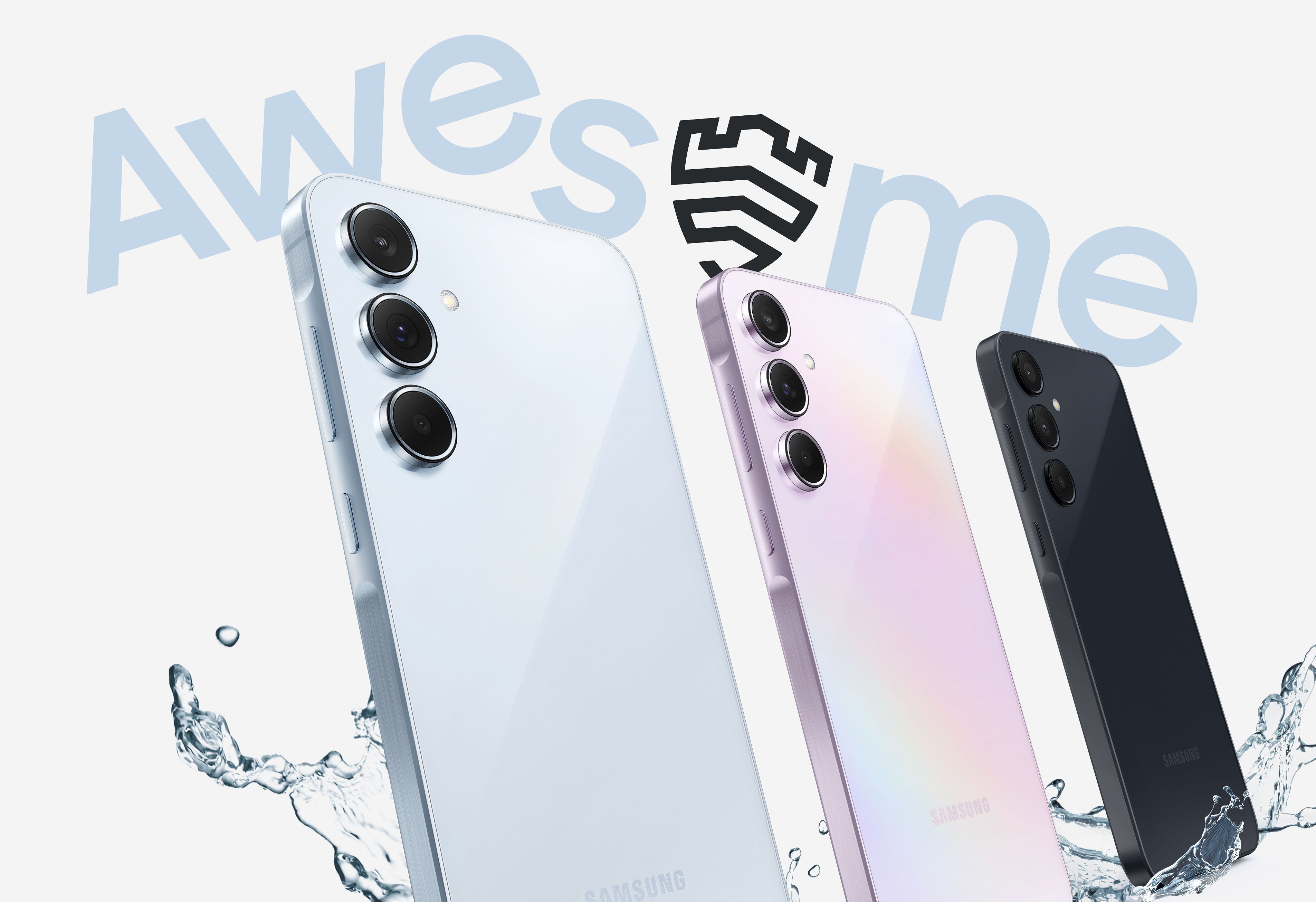 O Galaxy A55 sendo respingado de água com a palavra Awesome escrita acima dele
