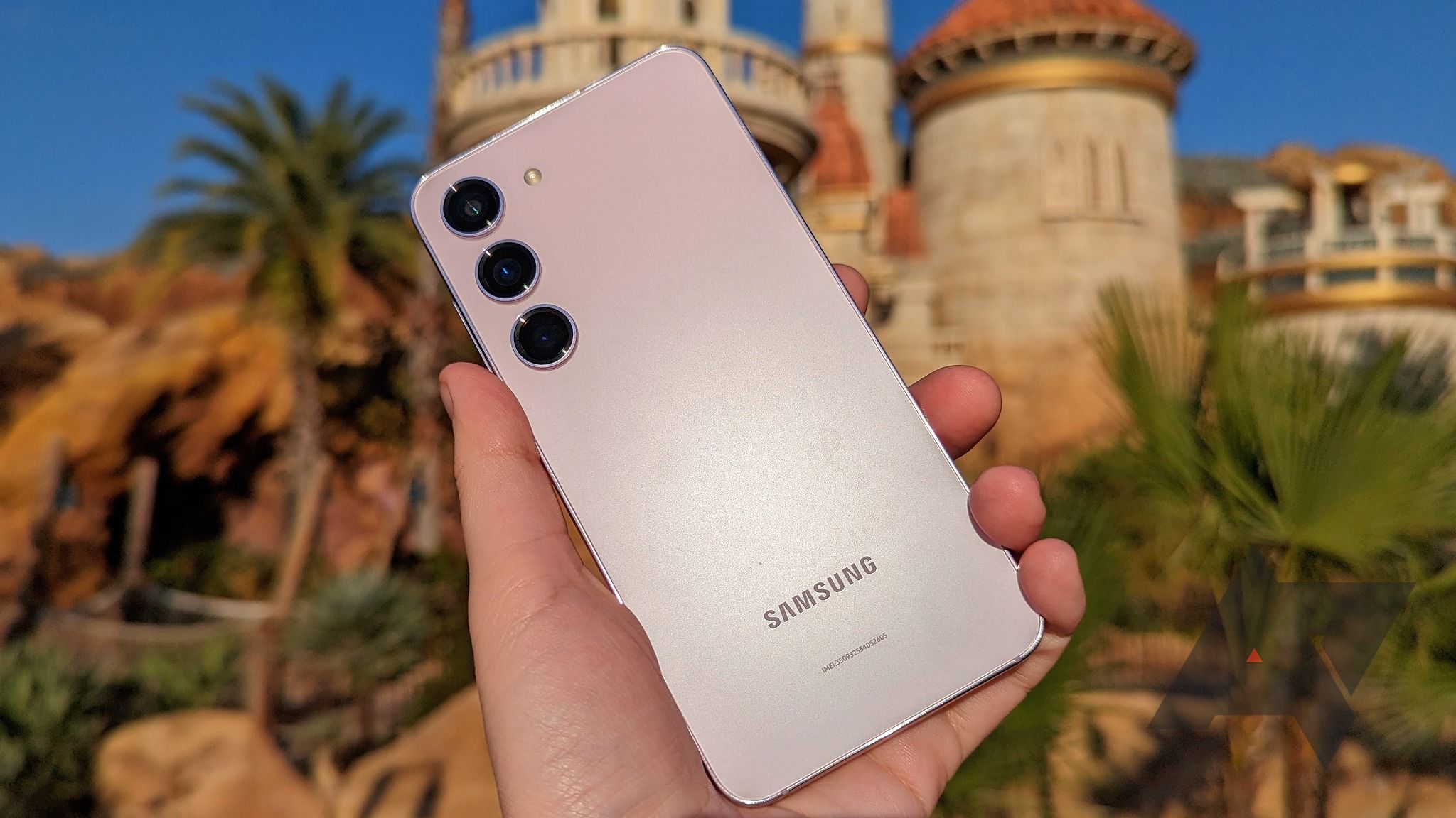 Samsung Galaxy S23 segurado na mão com um castelo ao fundo