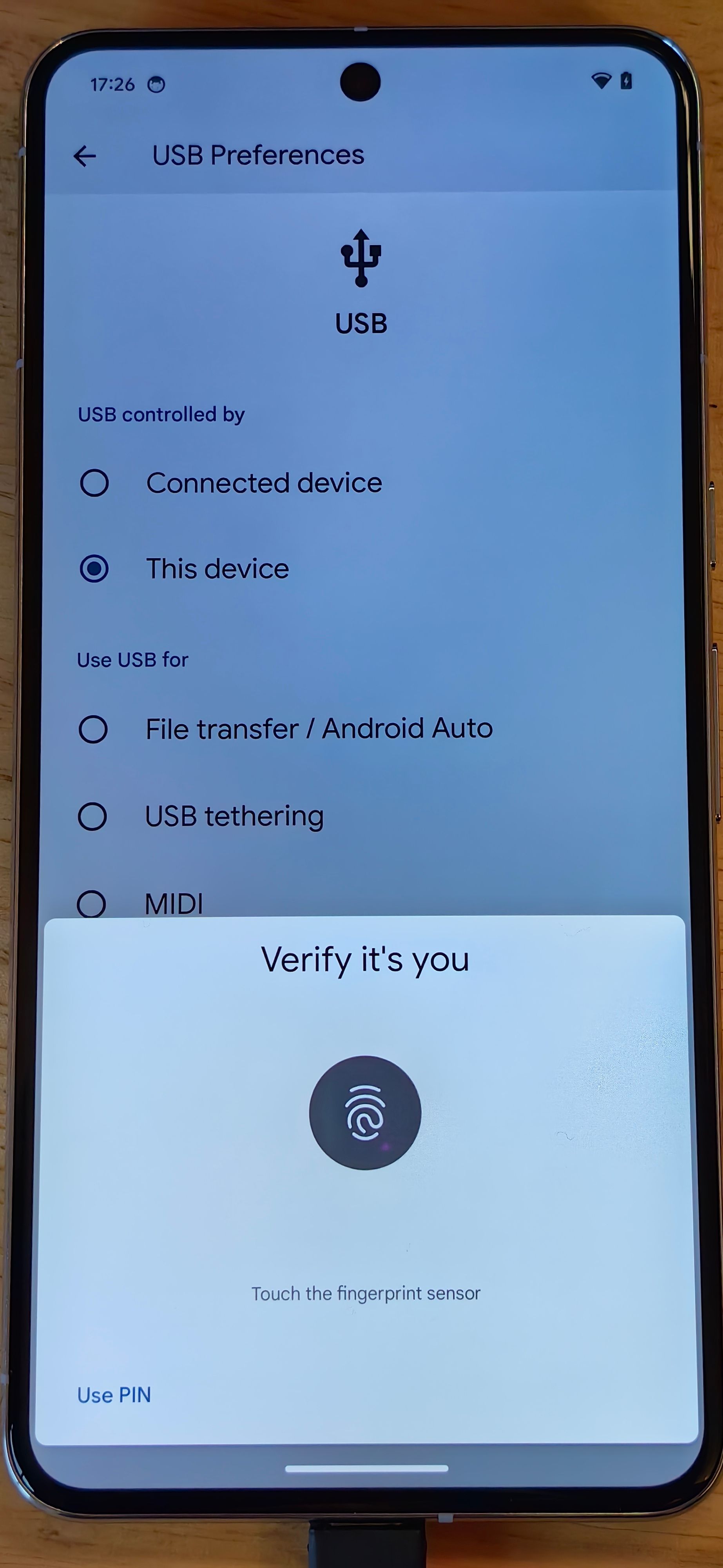 Foto de um telefone mostrando a tela de autenticação do Android 15 para alterar os modos USB