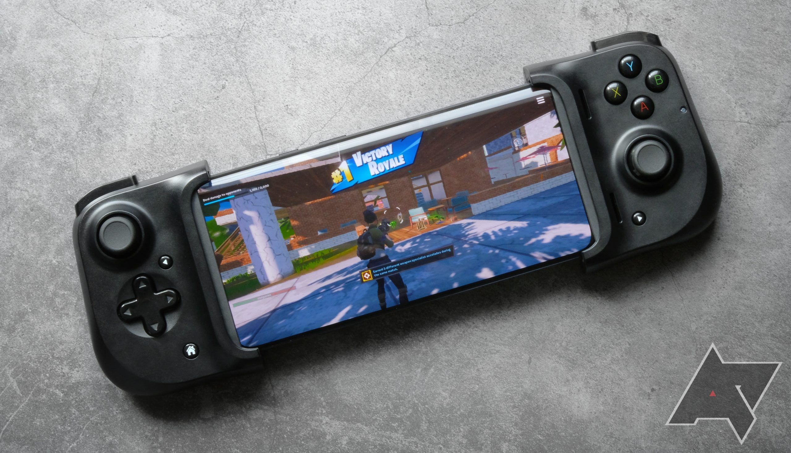 Fortnite rodando em um telefone Samsung Galaxy conectado ao Razer Kishi