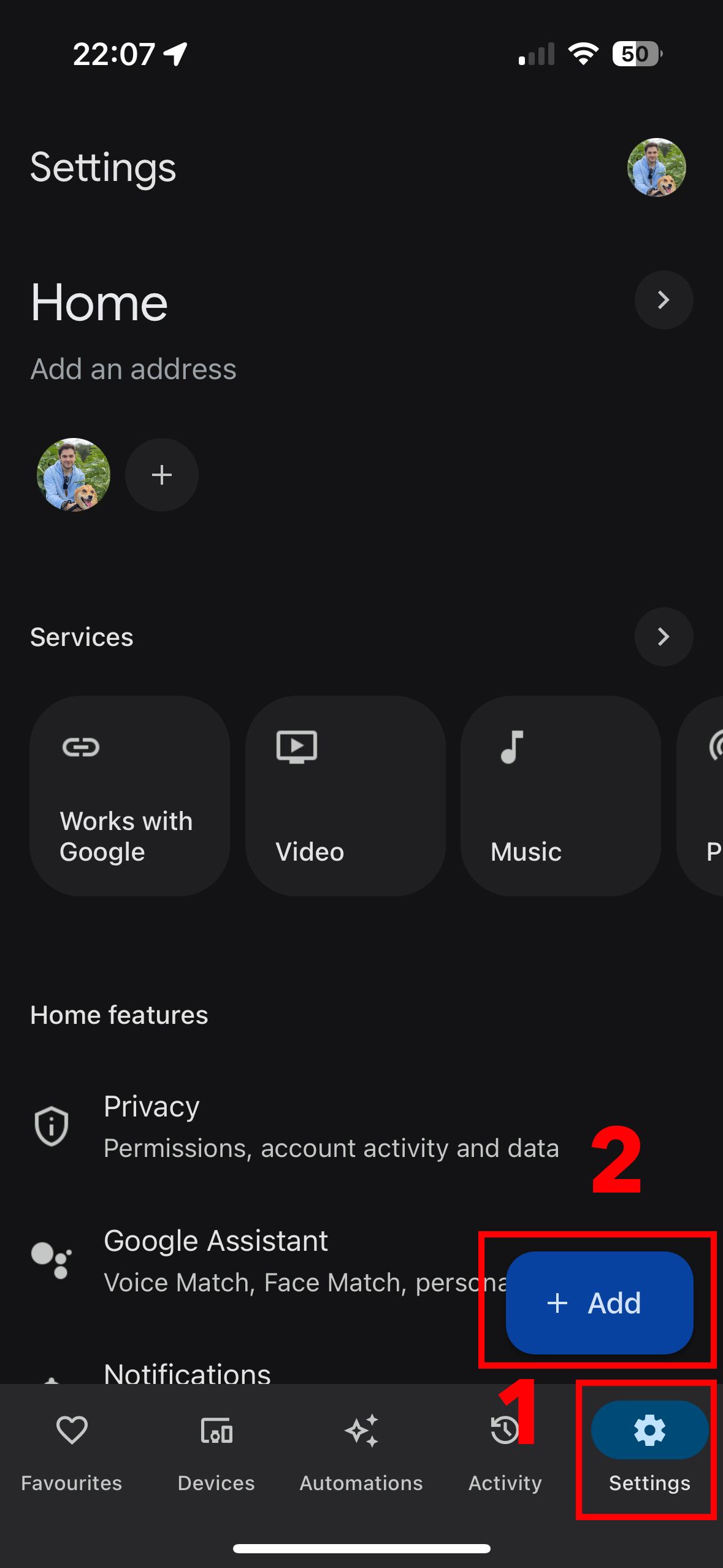 Captura de tela do menu de configurações do app Google Home com um indicador apontando para a opção 