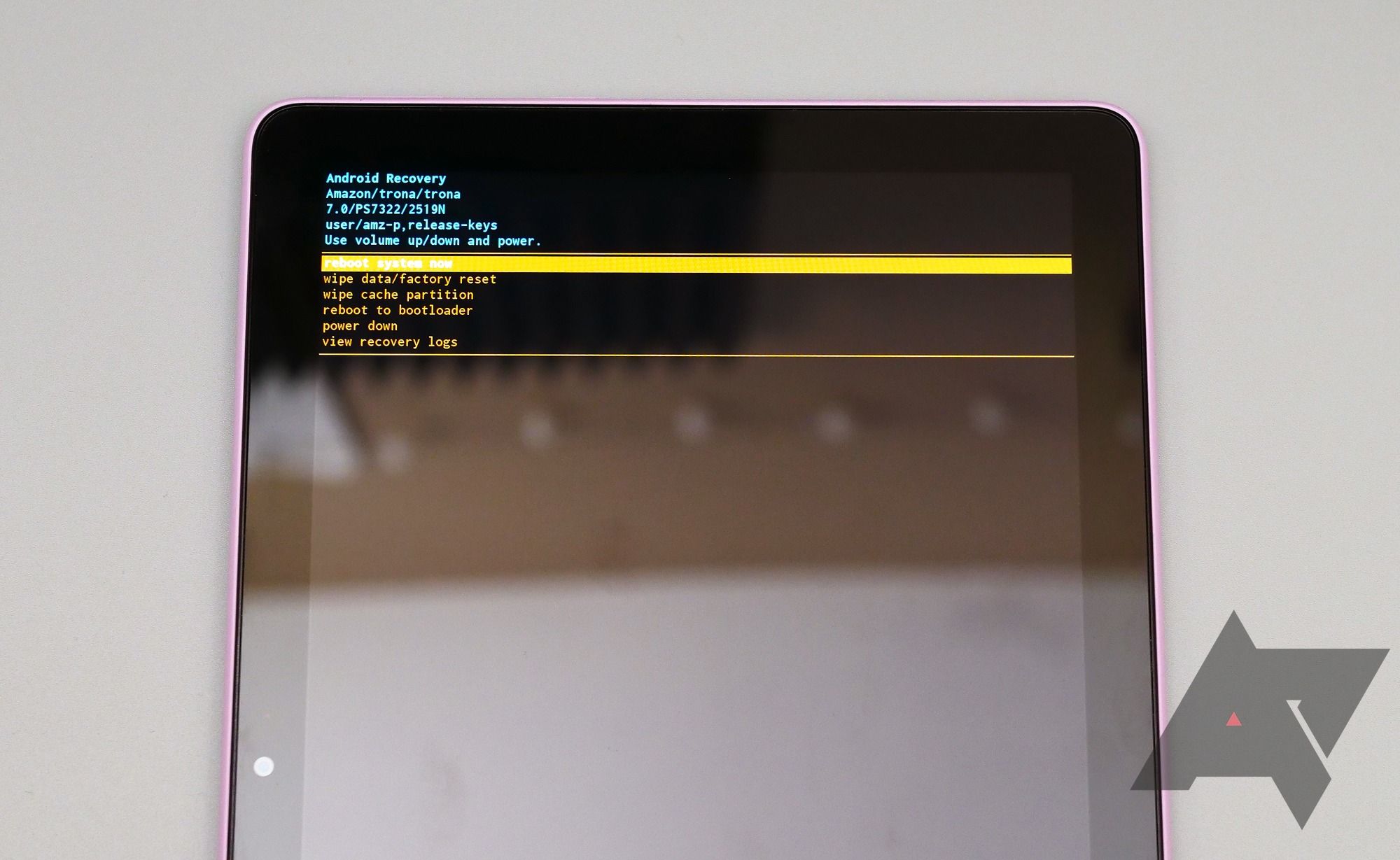 Um Amazon Fire Tablet na tela de recuperação do Android para limpar o cache.