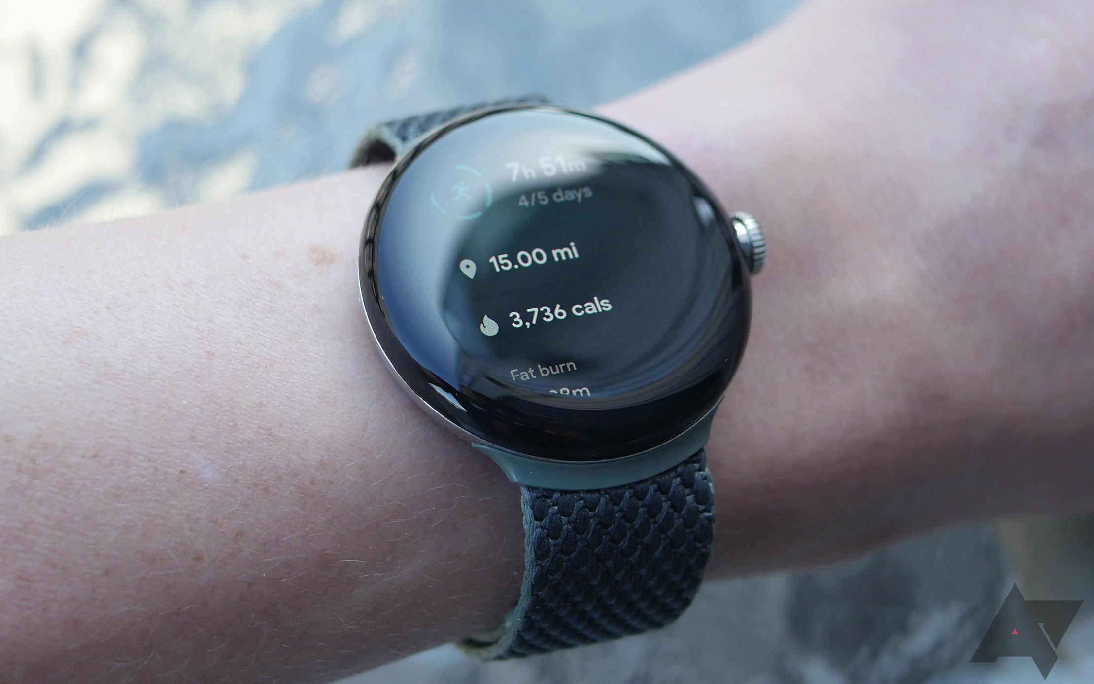 Um smartwatch mostrando dados de treino.