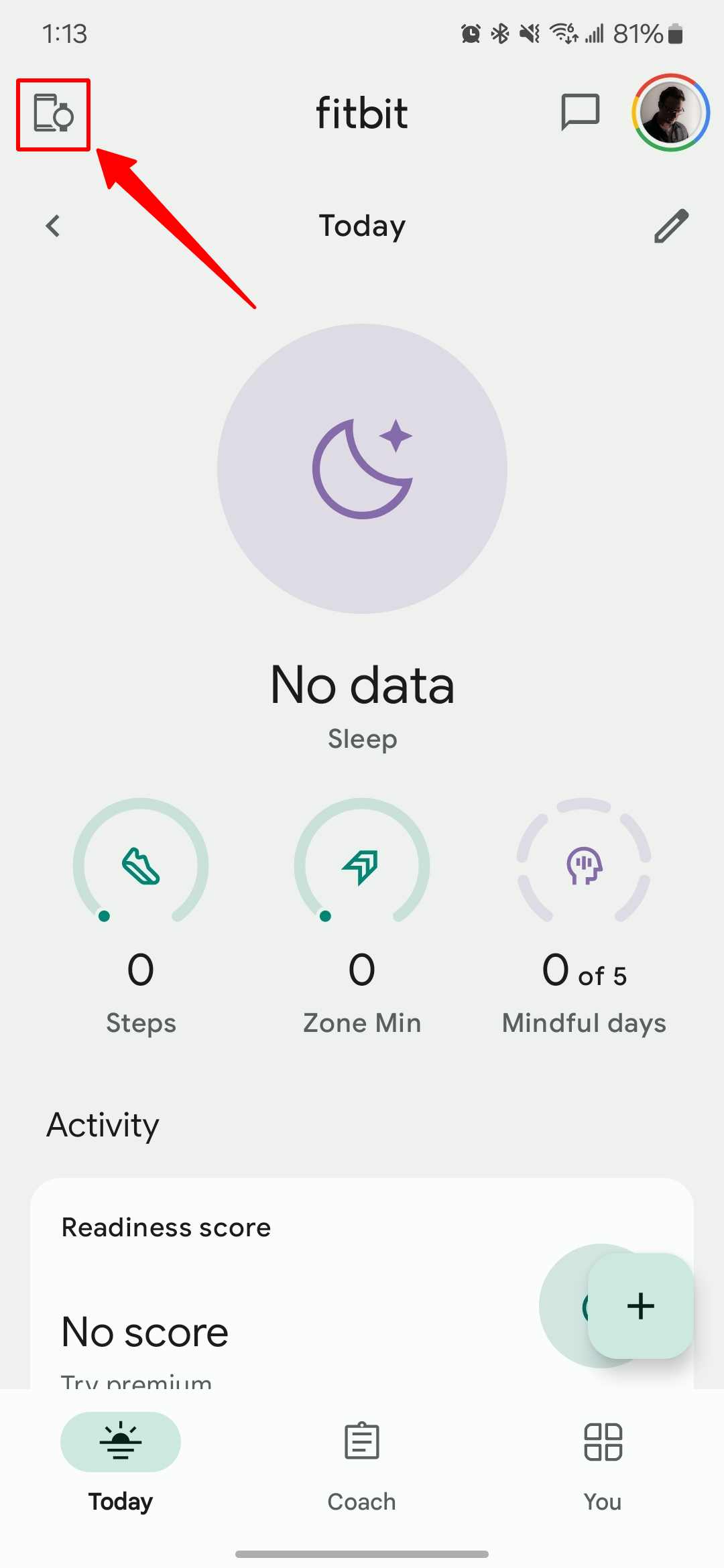 Captura de tela da tela inicial do aplicativo Fitbit com uma seta apontando para o ícone do dispositivo.