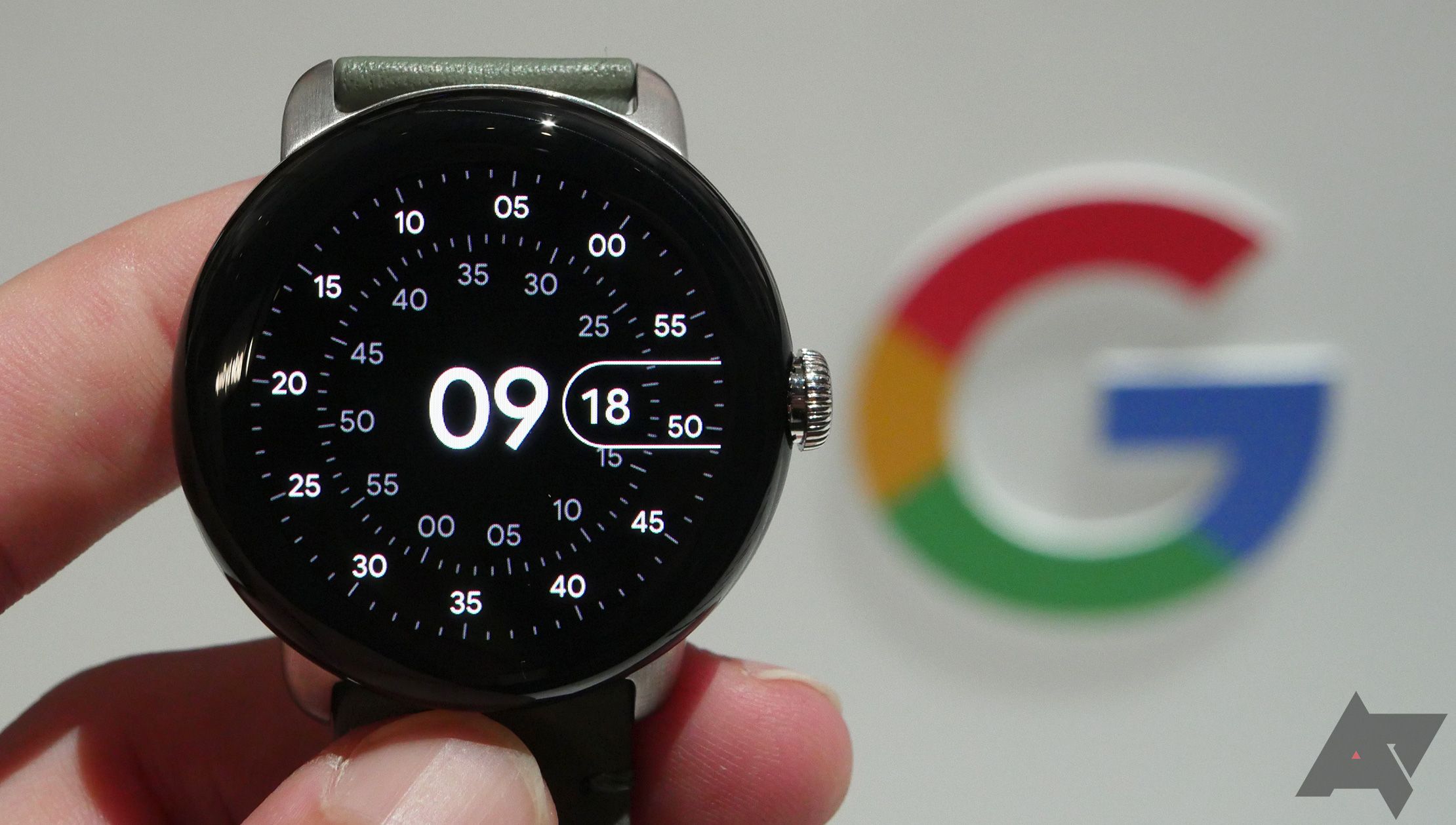 O Google Pixel Watch mantido ao lado de um Google 